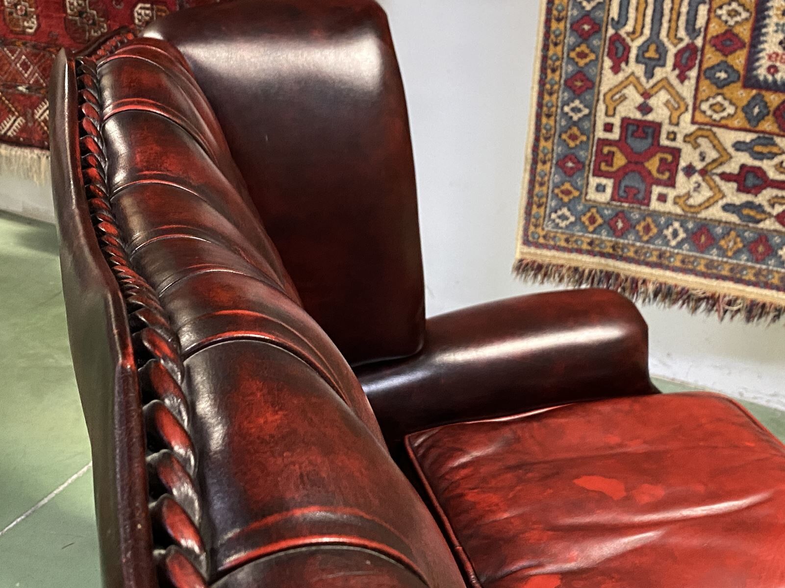 Chesterfield 2-seater leather-eared sofa from the 80s