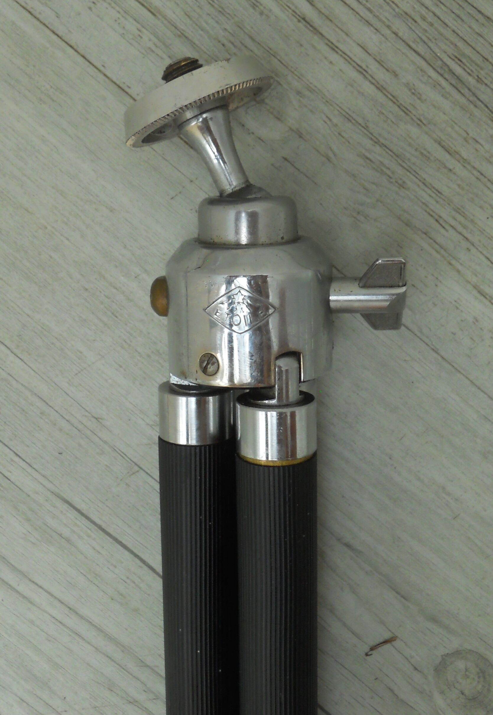 Lita standing projector