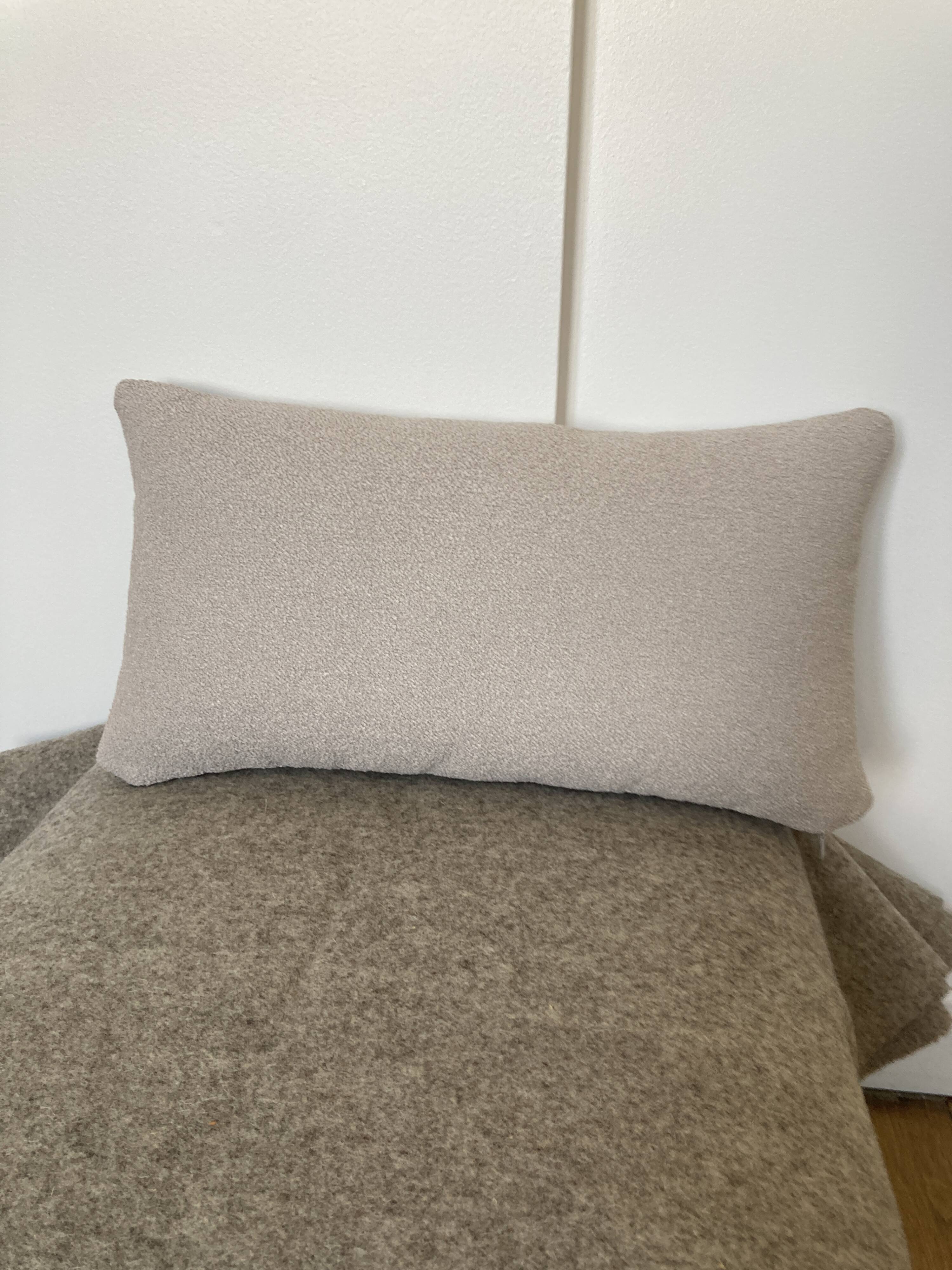 Coussin bouclette gris clair