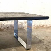 Table basse en pierre naturelle de schiste bitumineux par Studio Draenert
