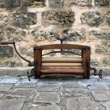 Manual laundry wringer