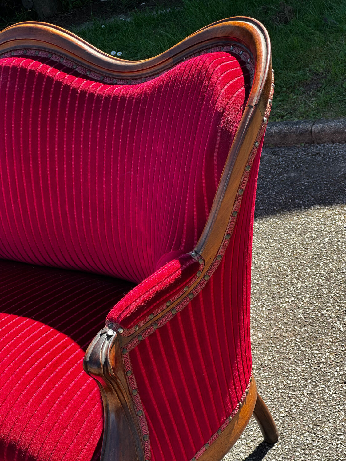Louis XV style canapé in moulded wood – red velvet fabric – 19th century