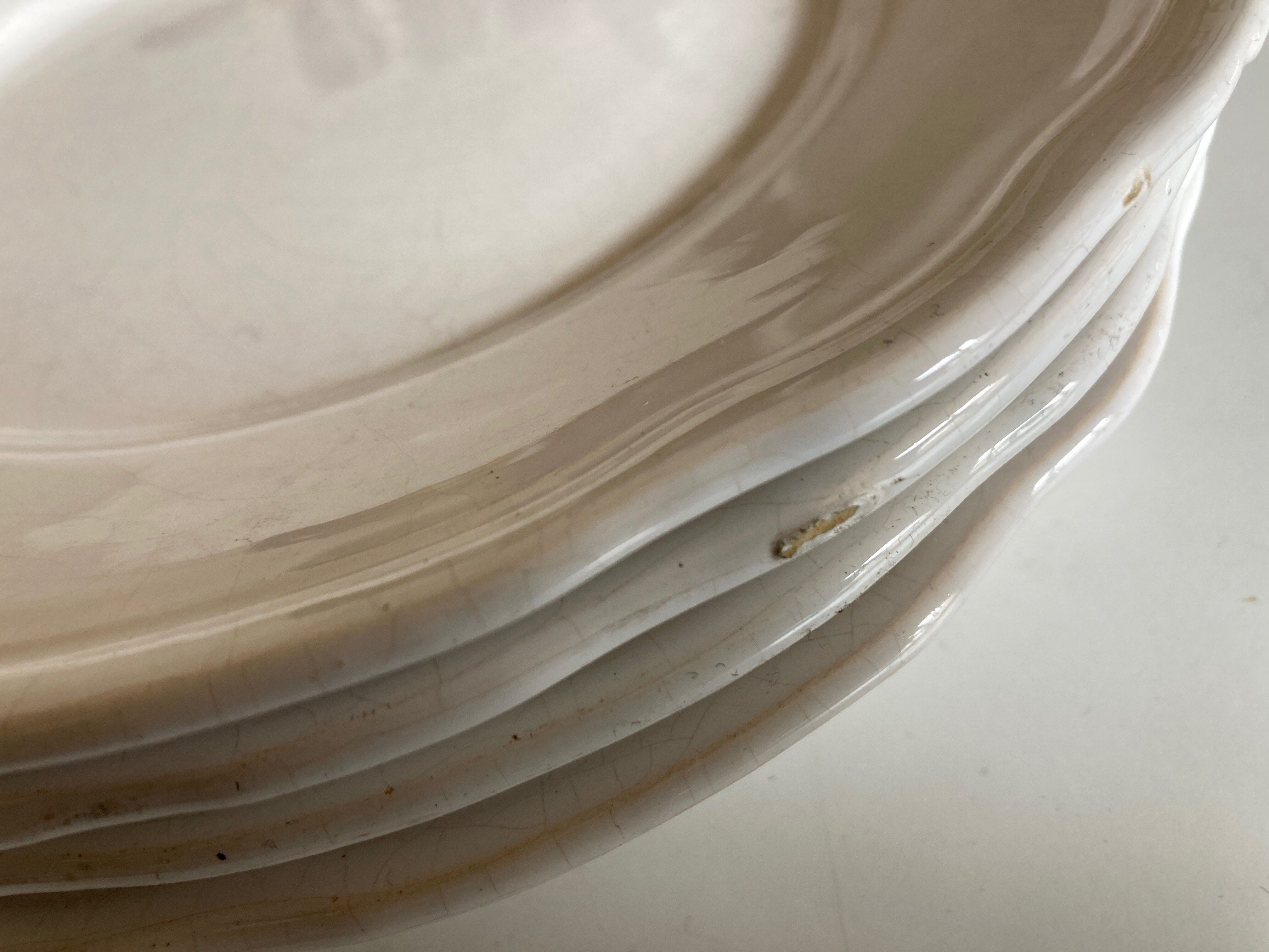 Set de 4 assiettes de Mougins en terre émaillée blanche à godrons