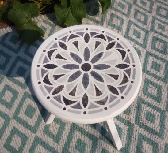 Adjustable screw stool in patinated wood