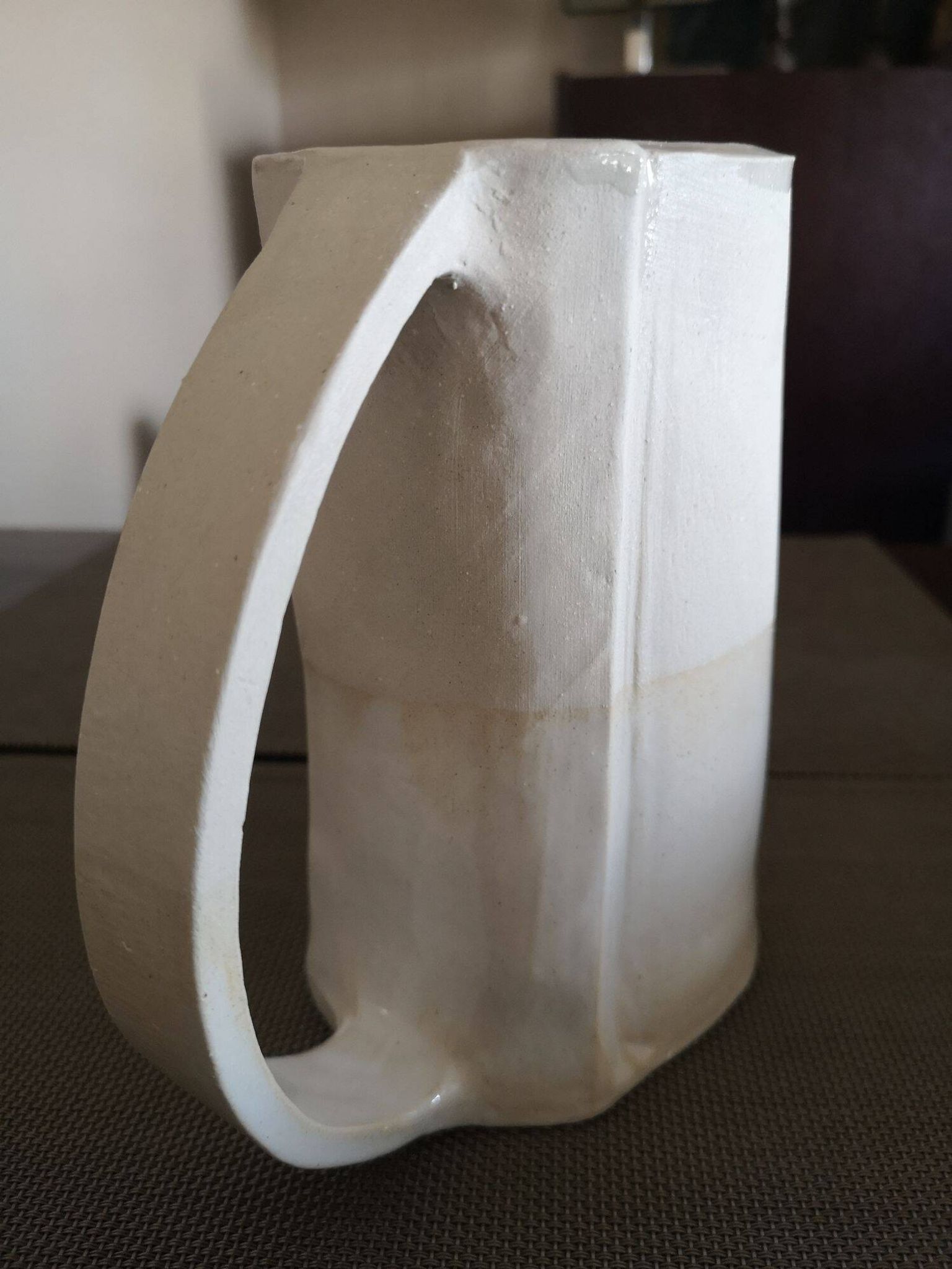 Pichet en terre cuite beige - Travail artisanal