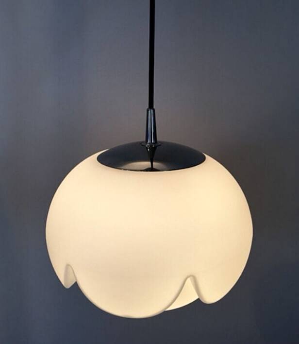 Suspension en verre opalin stylisé (fleur) De peill & Putzler, design 1970