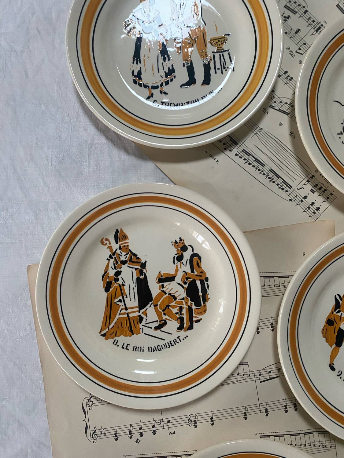 Lot de 8 assiettes comptines en terre de fer Choisy le Roi