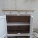 Buffet parisien vintage réenchanté en gris perle, plateau bois.