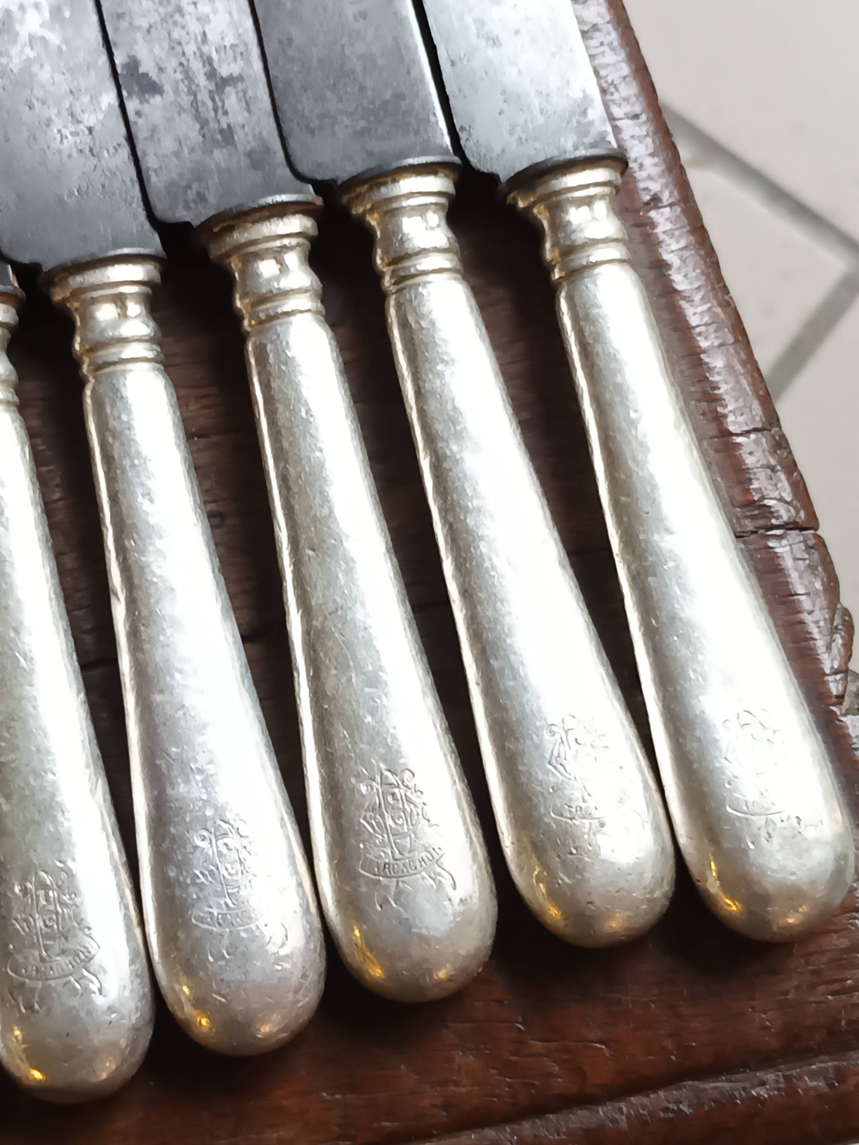12 large silver-plated metal knives by Christofle 1860 monogrammed Palace Arcachon