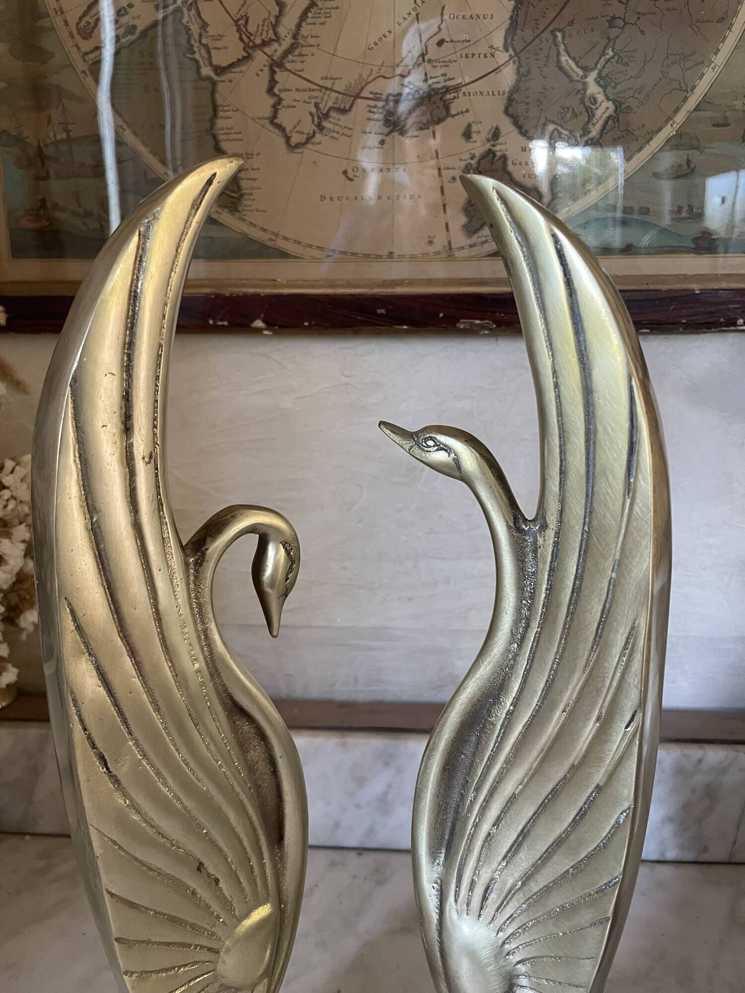 Pair of brass bookends, sculptural swans in Art Nouveau style.