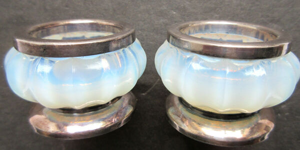 Set De 2 Salières Salerons Art Déco Métal Argenté Et Cristal Opalescent, Verlys-Sabino