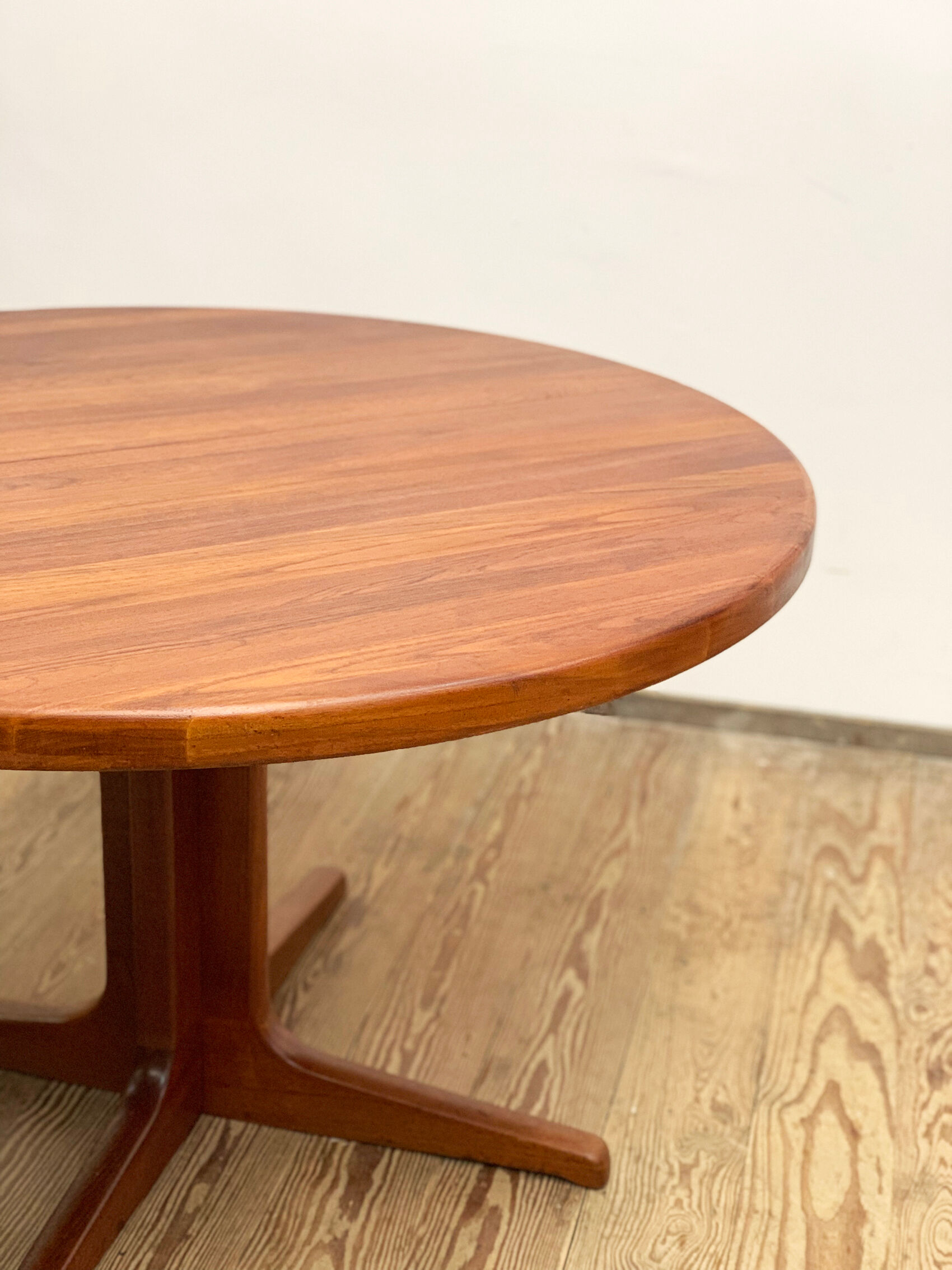 Round Mid Century Dining Table made out of massice teak wood, Denmark, 1970s