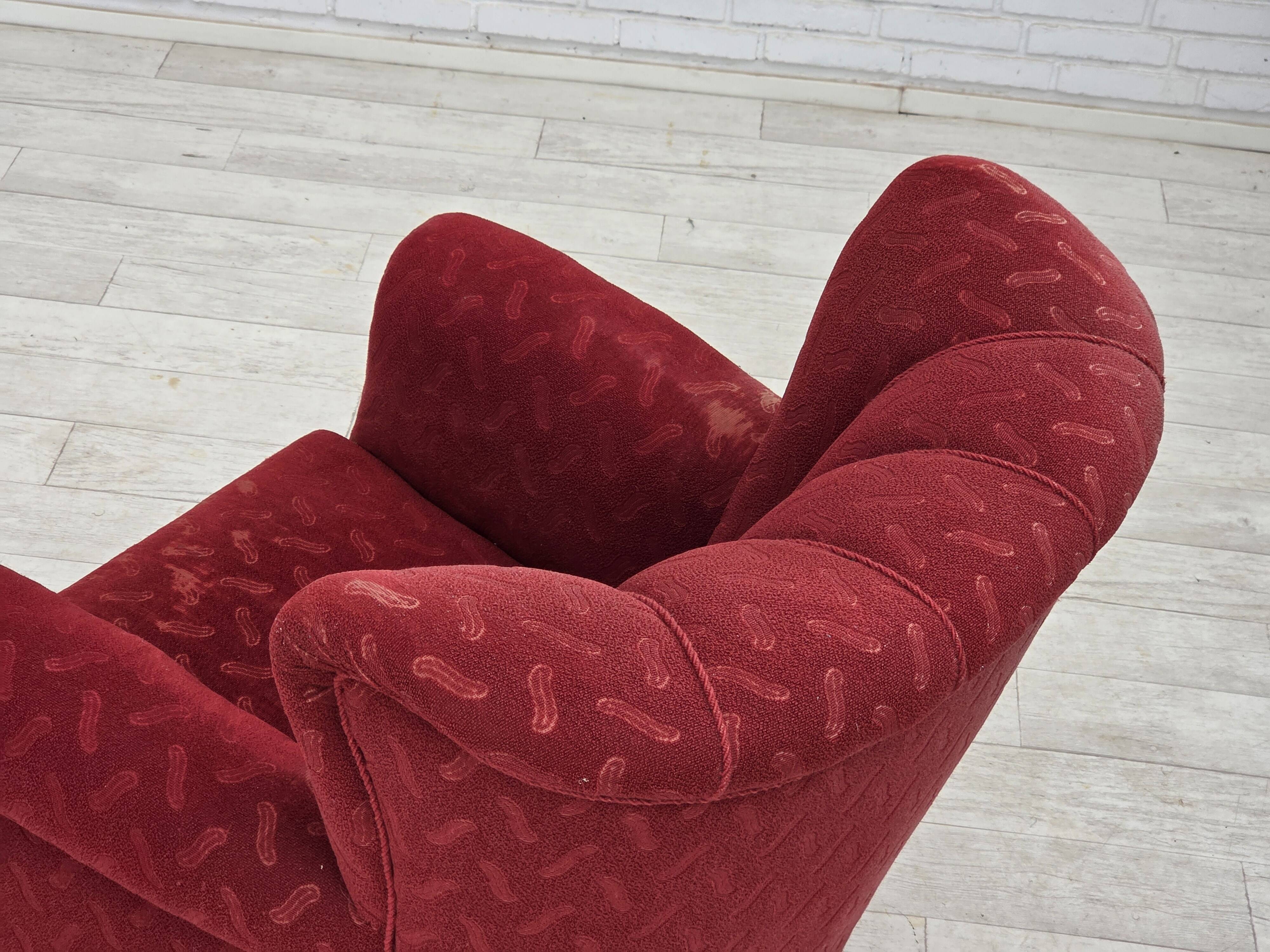 Fauteuil relax danois des années 1950, en laine rouge, bois de chêne.