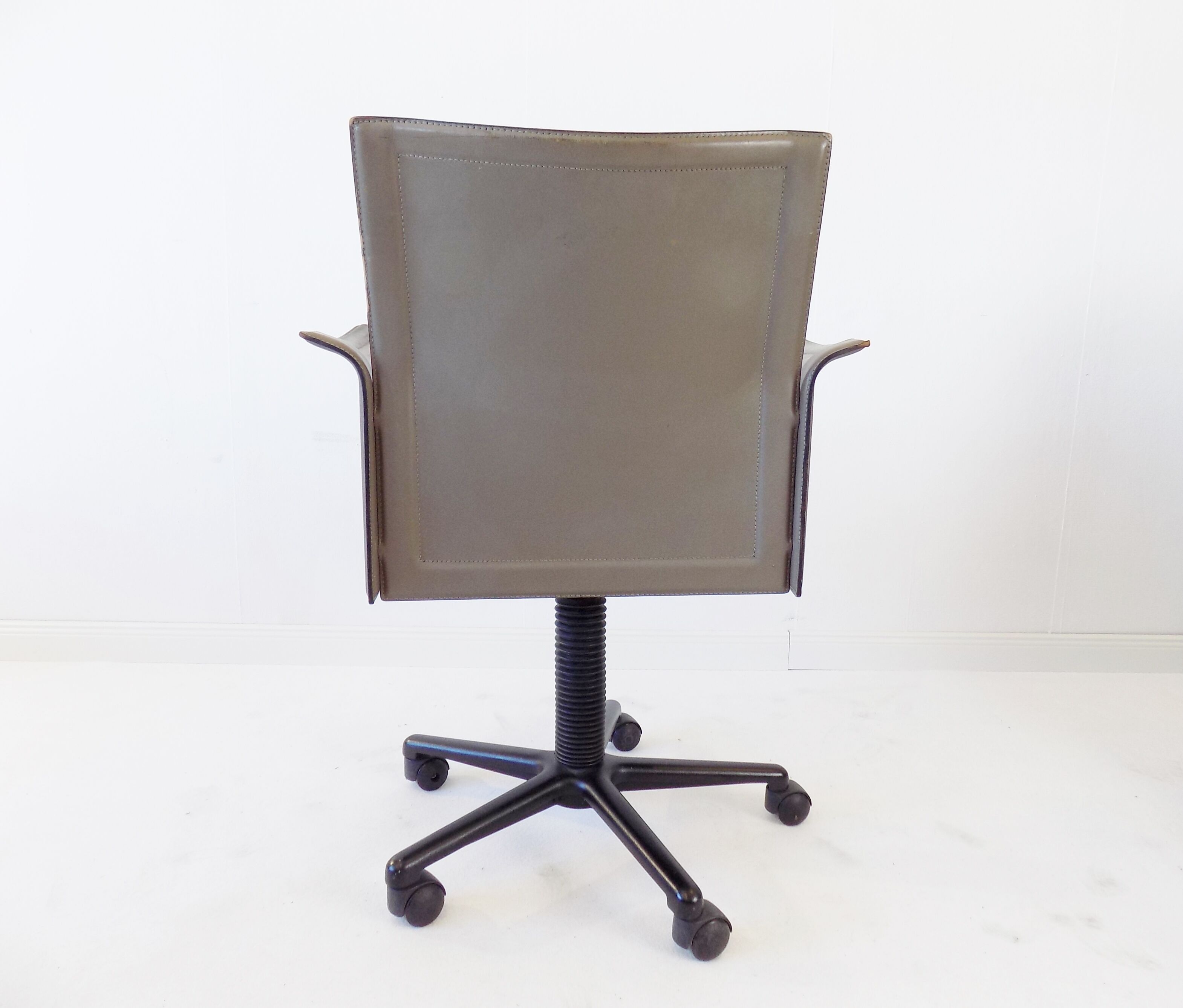 Matteo Grassi Korium leather office chair by Tito Agnoli