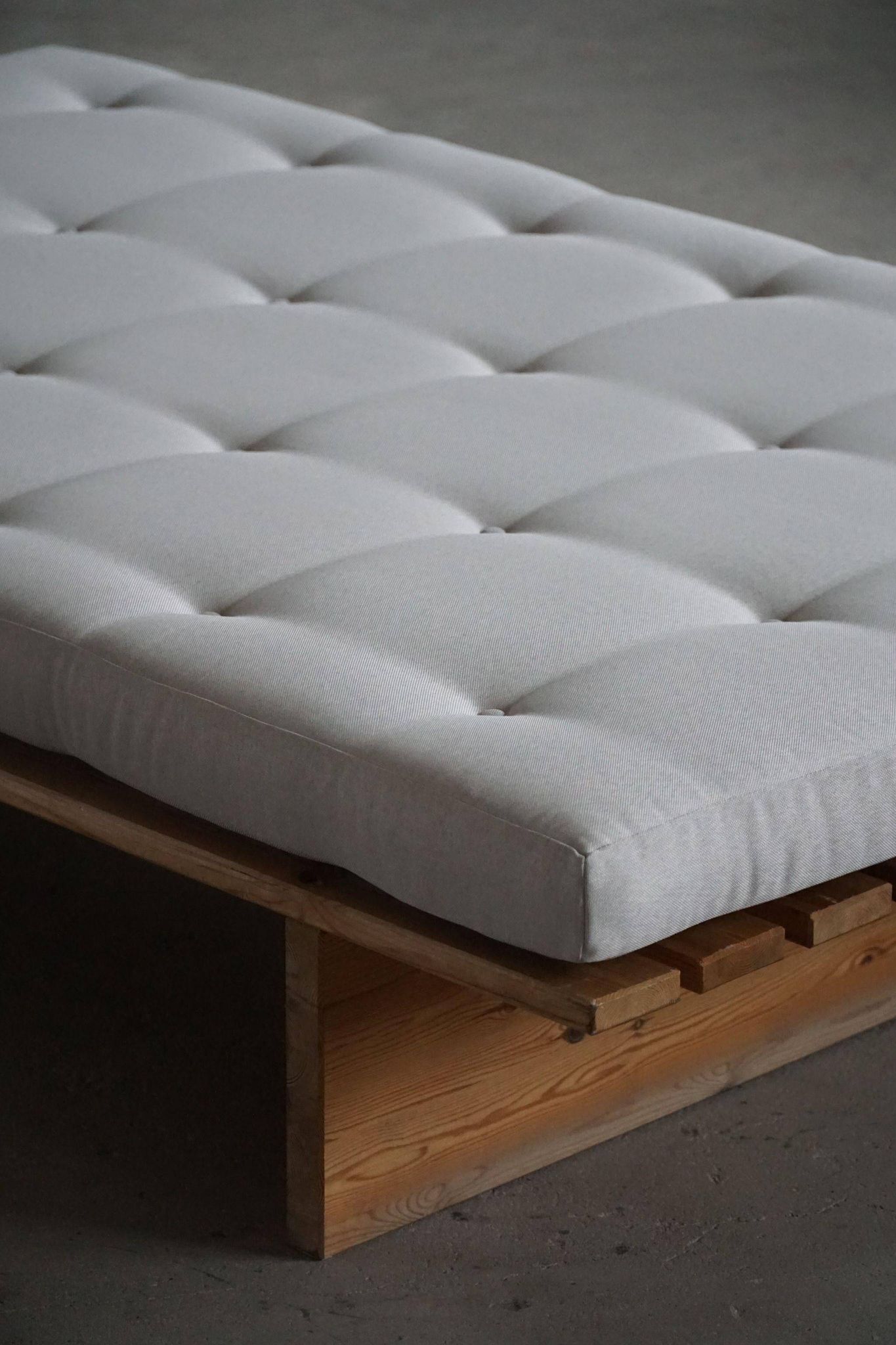 Modern Danish daybed, reupholstered, made of pine, by Nyt i Bo, 1970s.