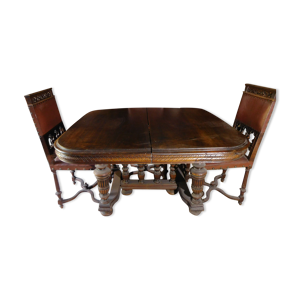 salle à manger avec une table et ses chaises henri ii gothique en noyer