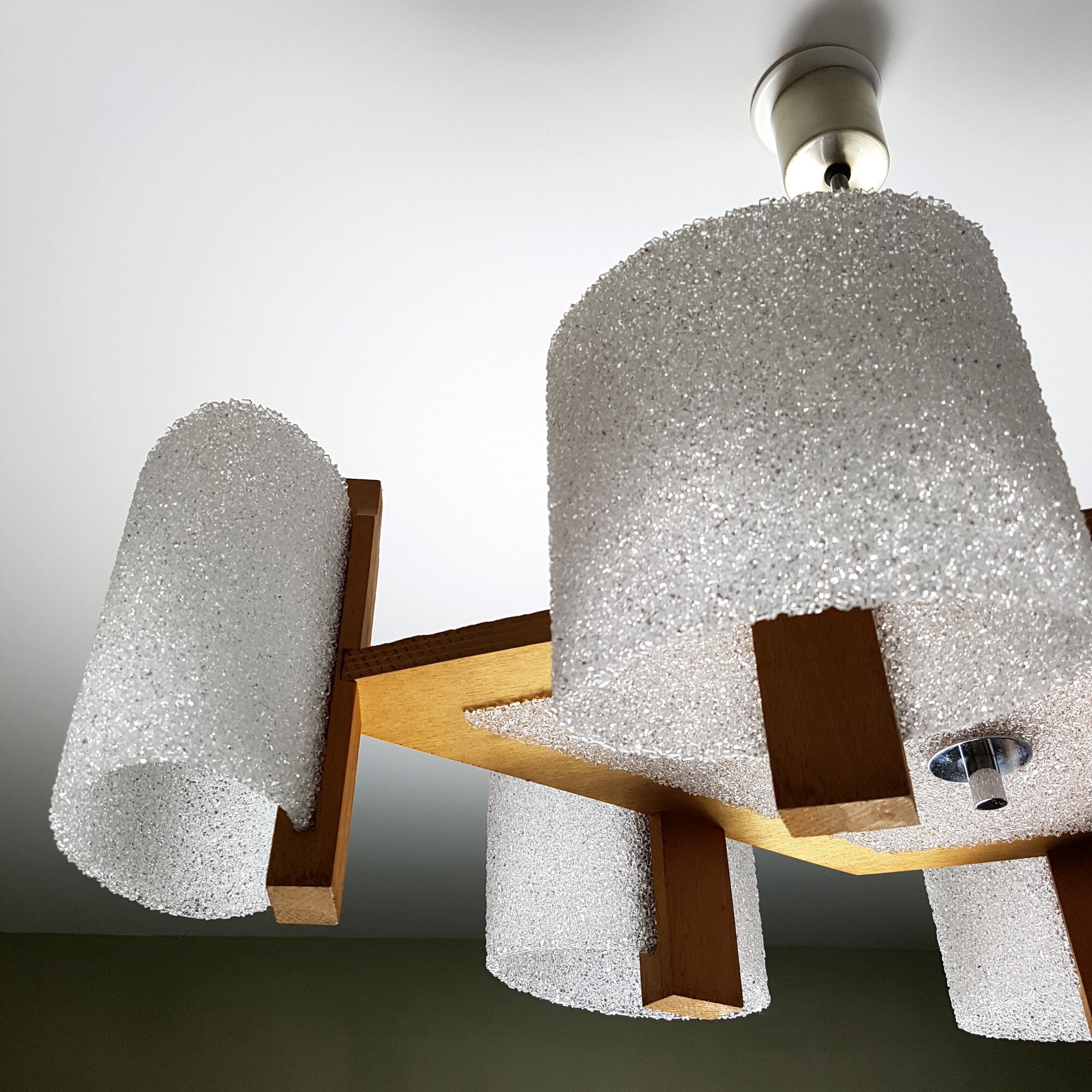 Chandelier Scandinavian 6 fires of wood and perspex vintage