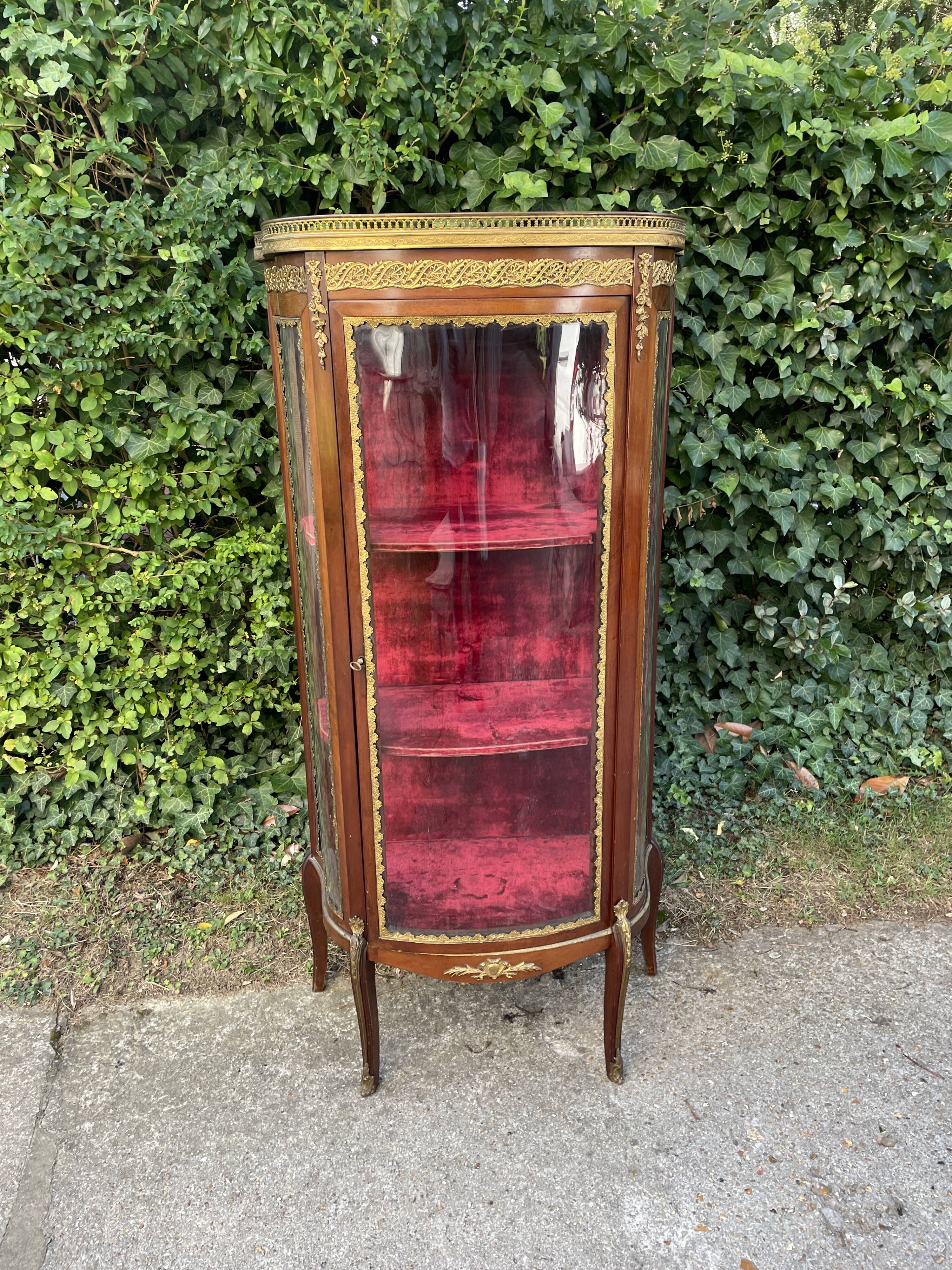 Small display case with curved glass in the Transition / Louis XVI style.