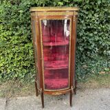 Small display case with curved glass in the Transition / Louis XVI style.