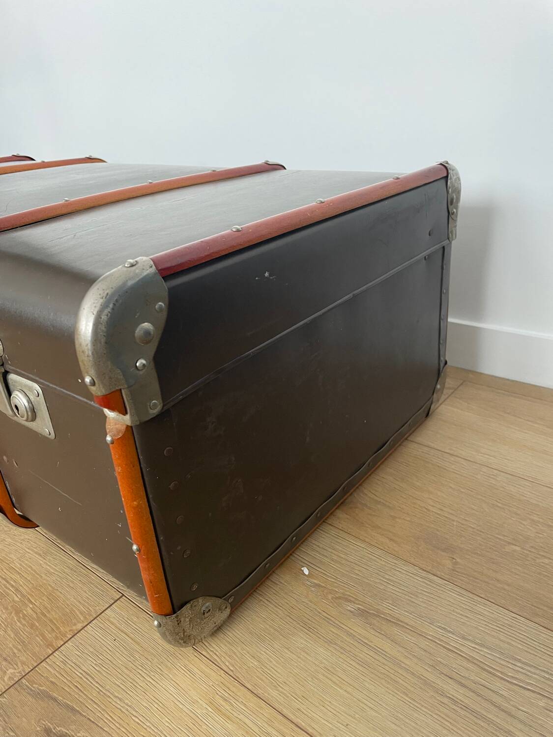 Old storage trunk / suitcase