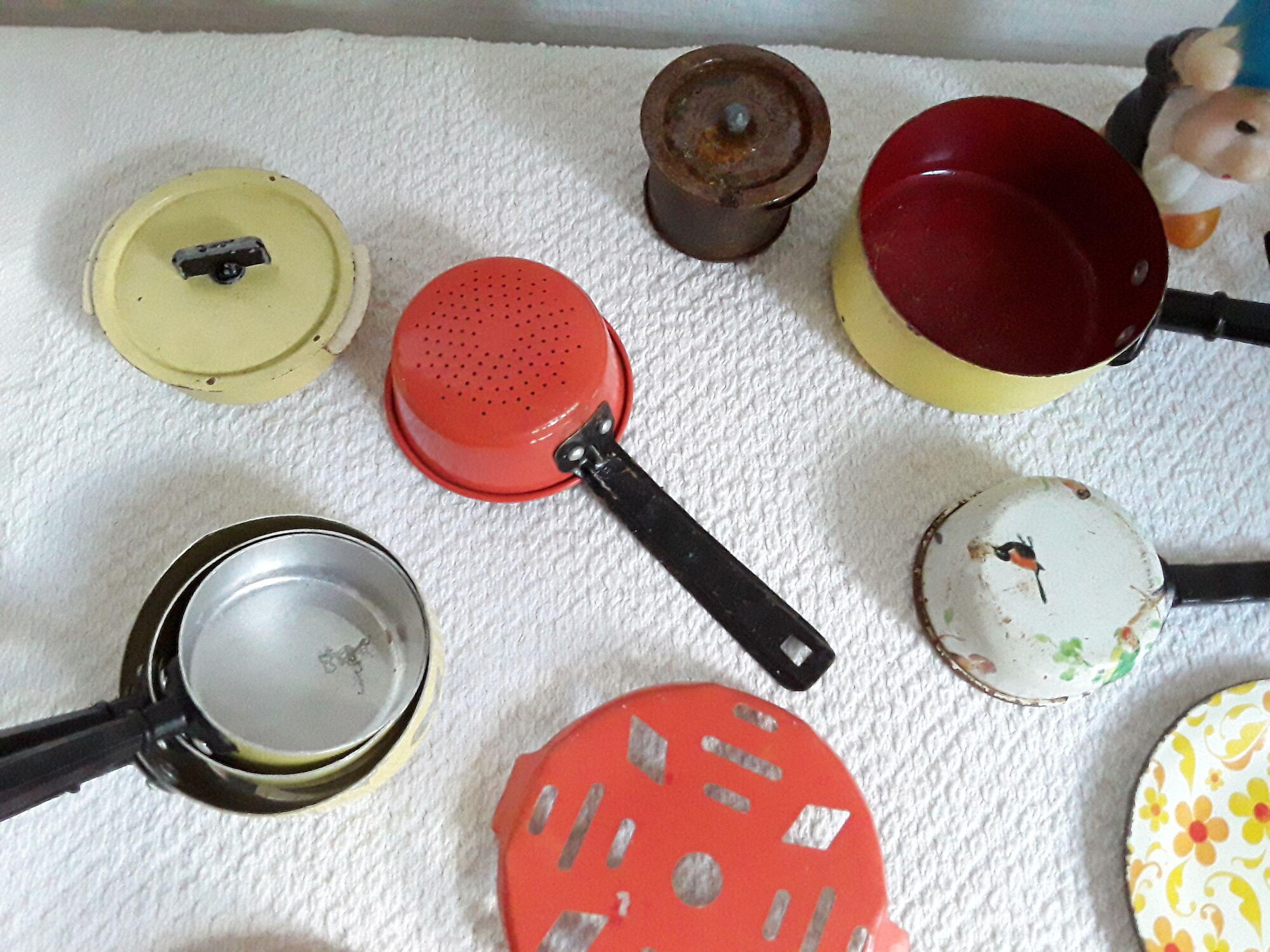 Vintage dinette in enamelled sheet metal of 27 pieces