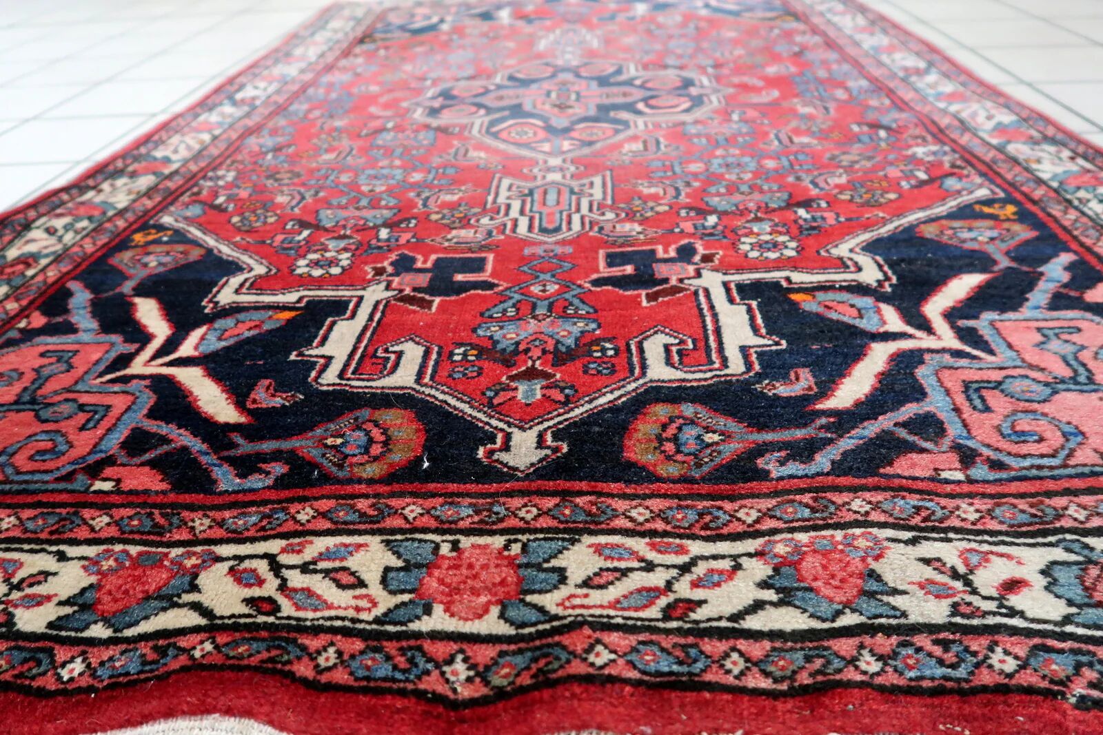Handmade vintage Persian Bidjar rug 112cm x 176cm, 1960s