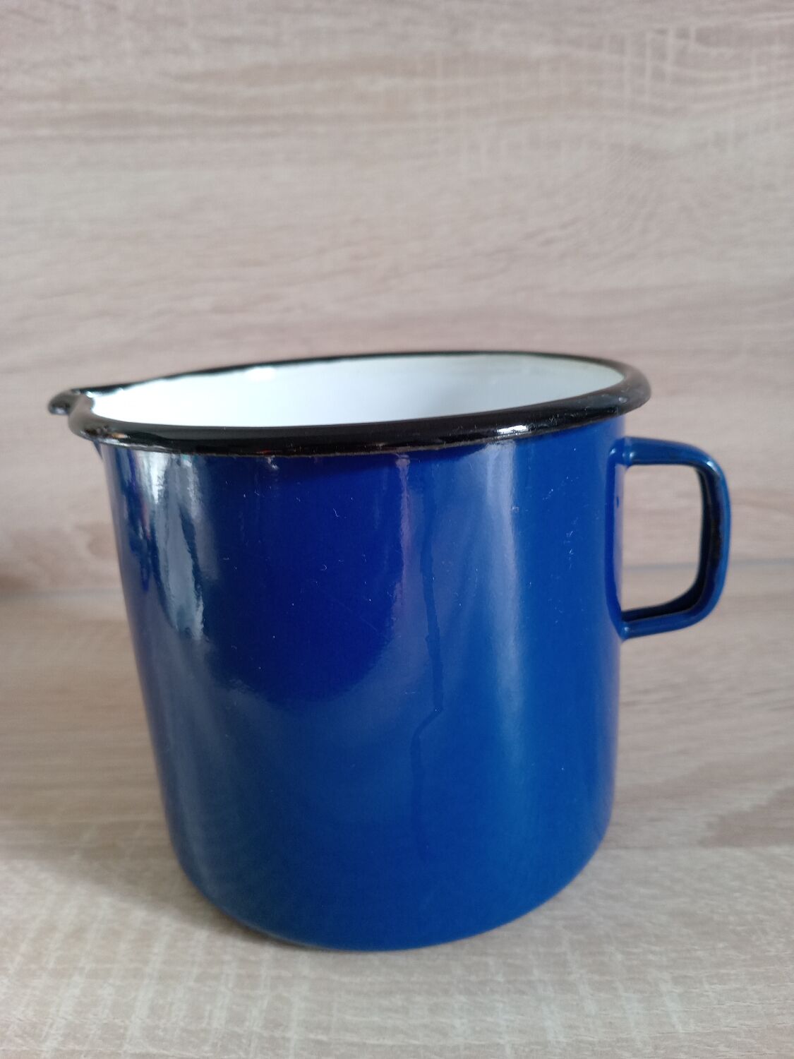 Enamelled graduated pot