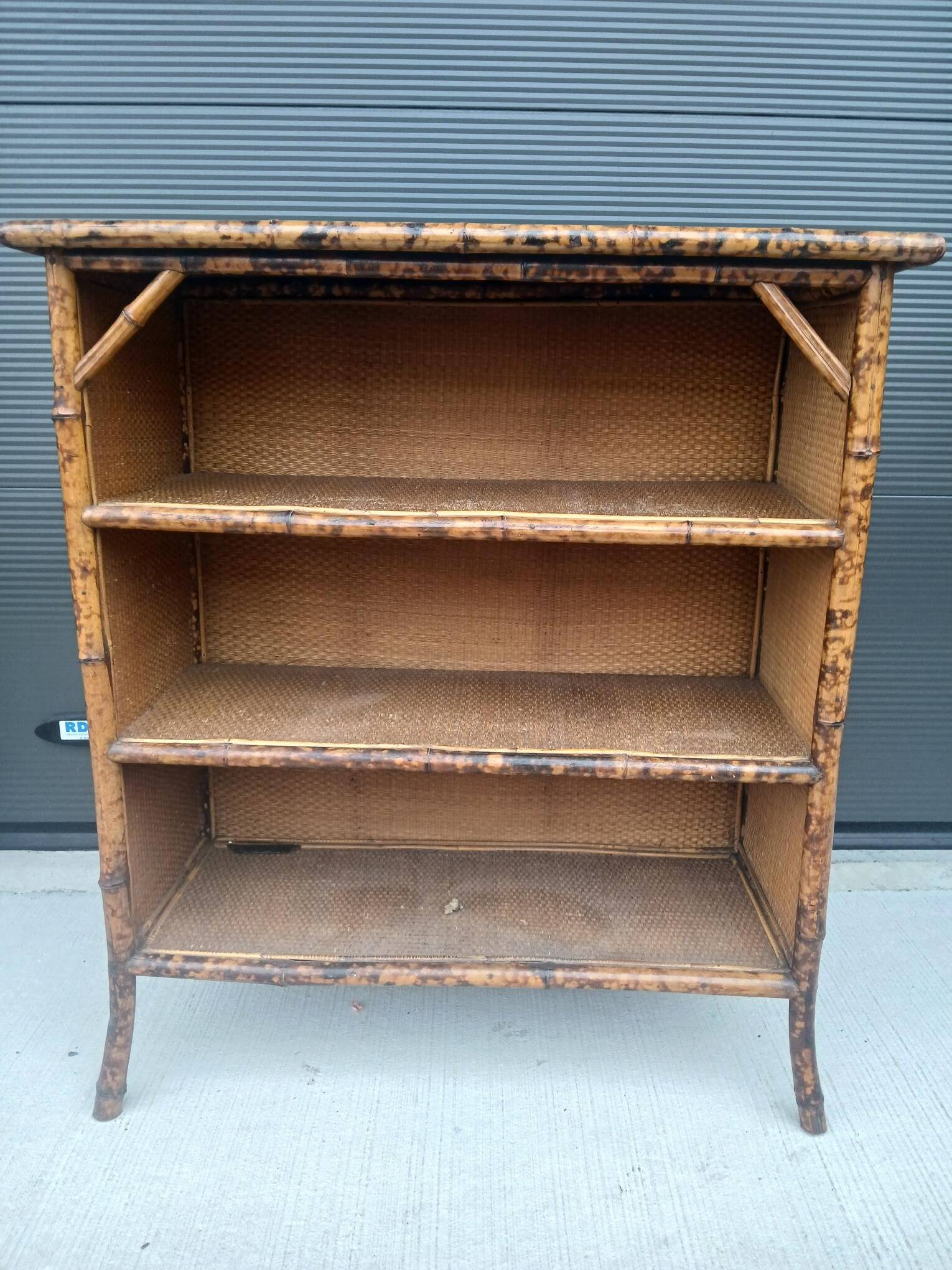 buffet antique en bambou et bois brûlé