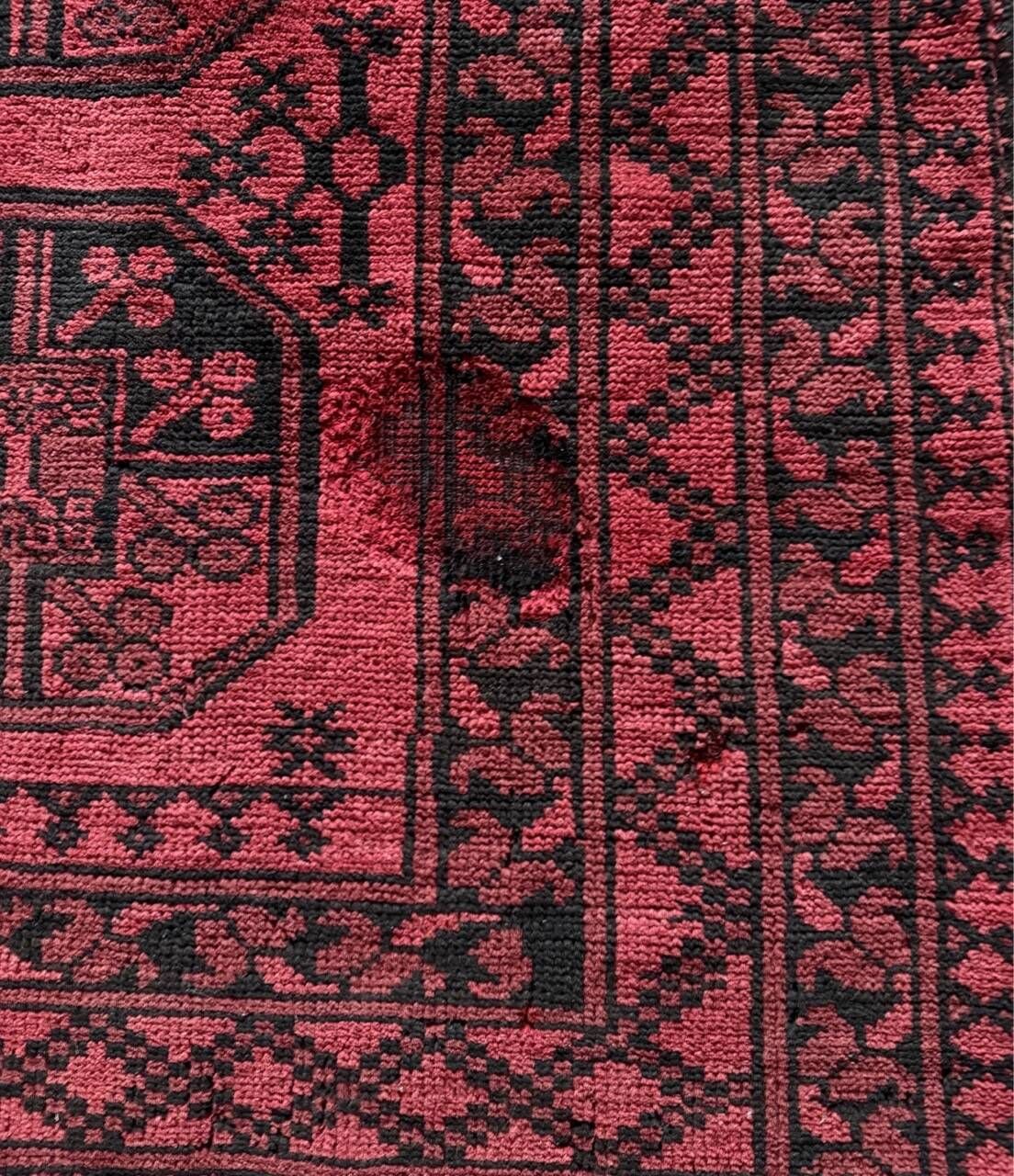 Bukhara carpet of Afghan origin, entirely hand-knotted. Dimensions: 254x154.
