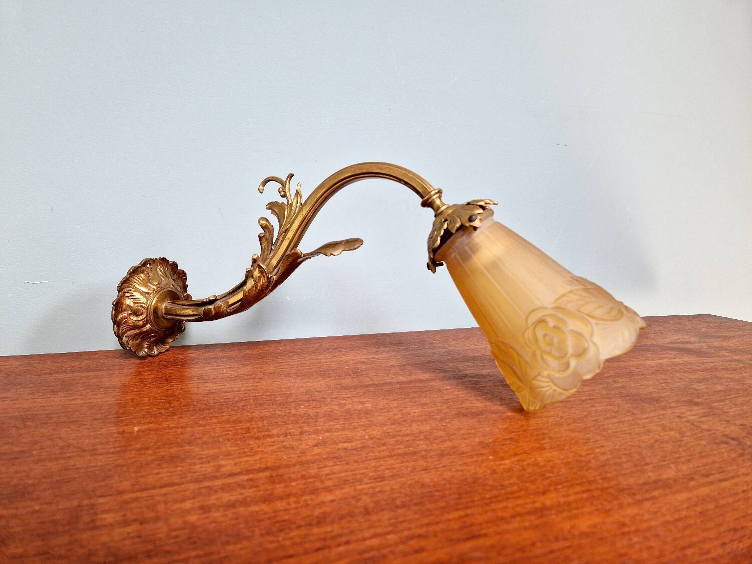 Art Deco wall light in gilt bronze and satin glass, 1920s