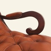 Fauteuil à bascule avec repose-pieds, bois et cuir capitonné
