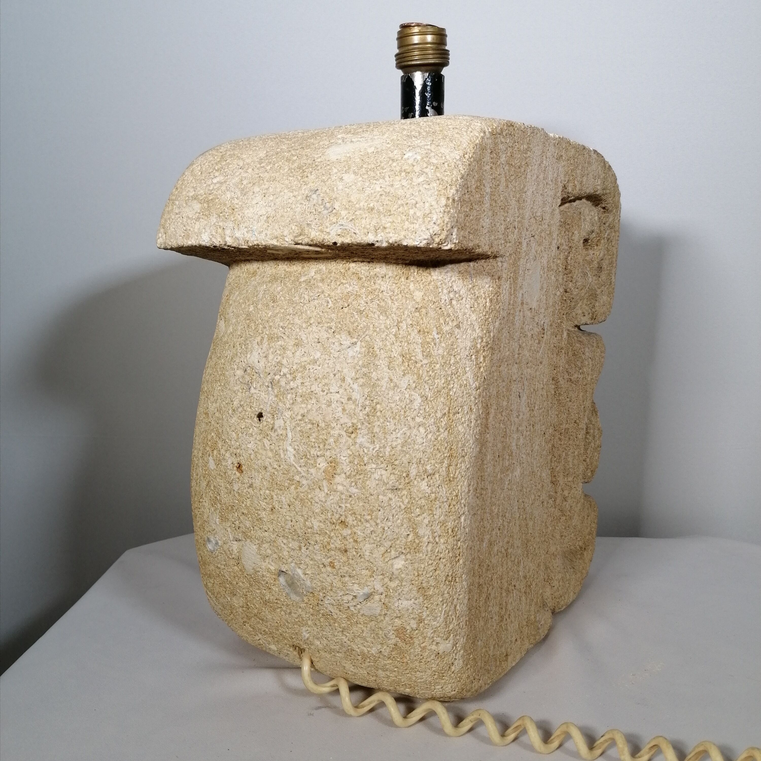 Lampe en calcaire sculpté, 1976
