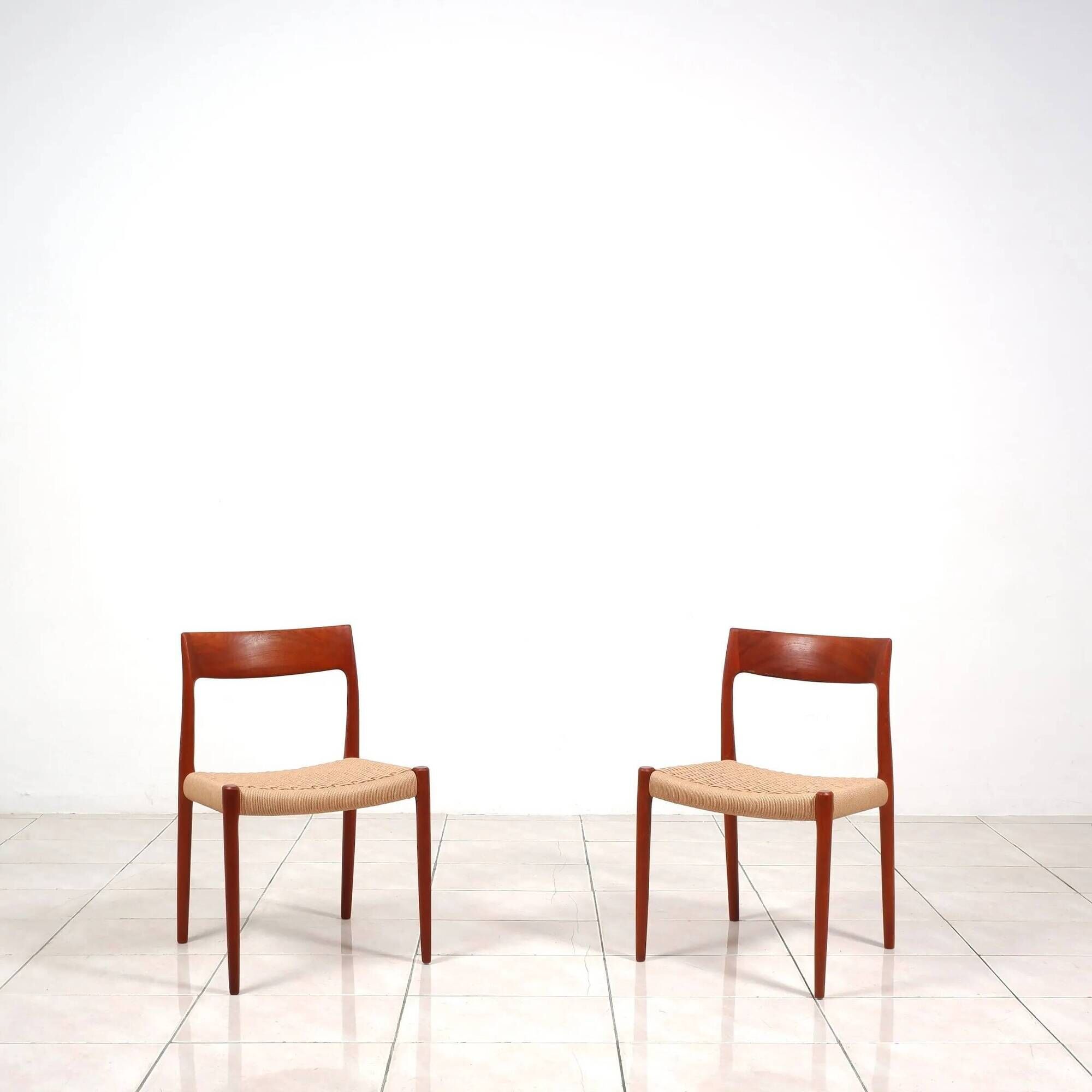 Ensemble de 2 chaises de salle à manger en teck « Modèle 77 » de Niels Moller, avec cordon de papier
