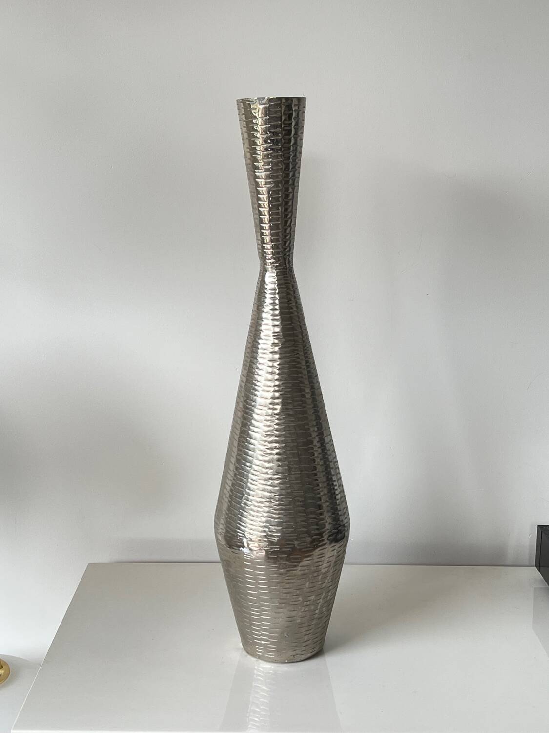 Vase losange en métal griffé argenté