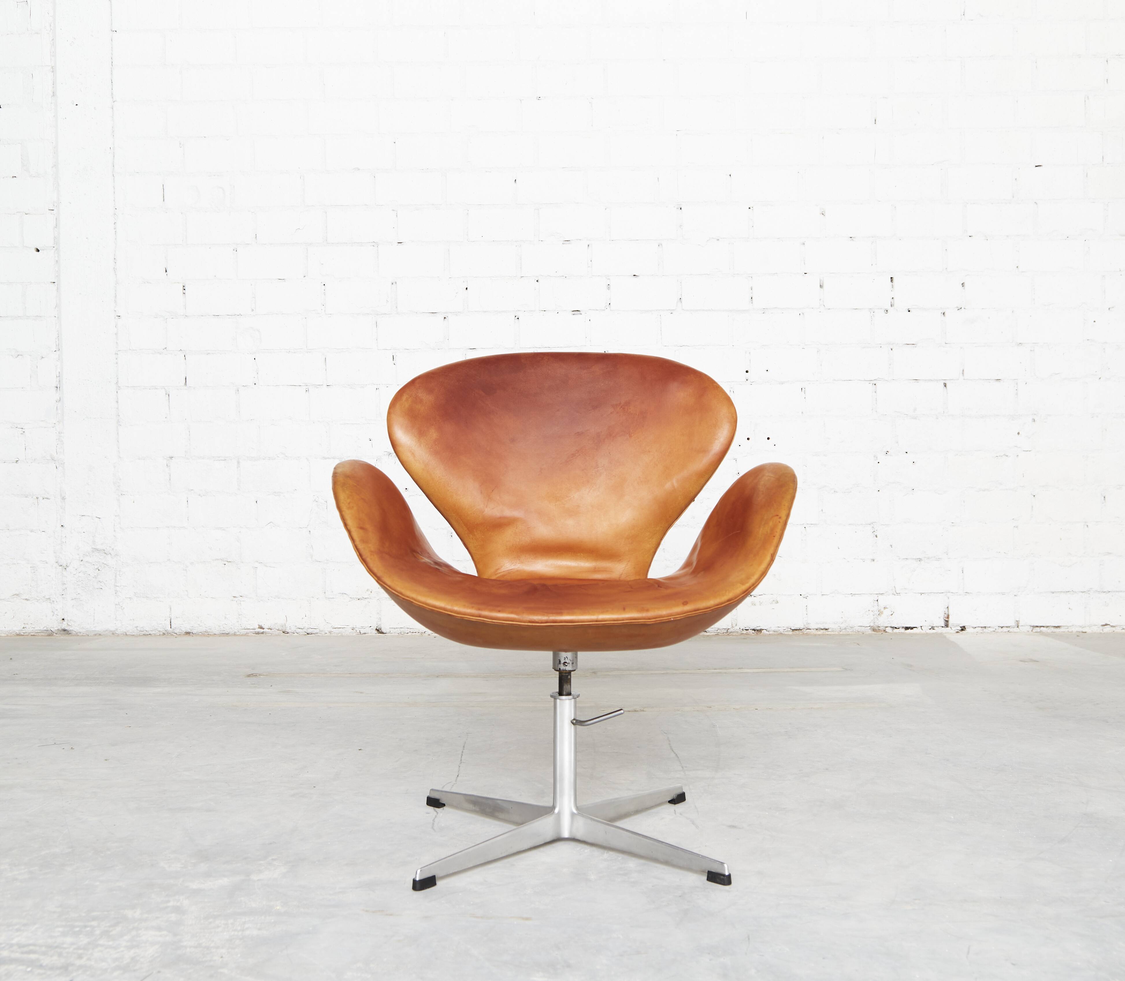 Swan Chair by Arne Jacobsen for Fritz Hansen