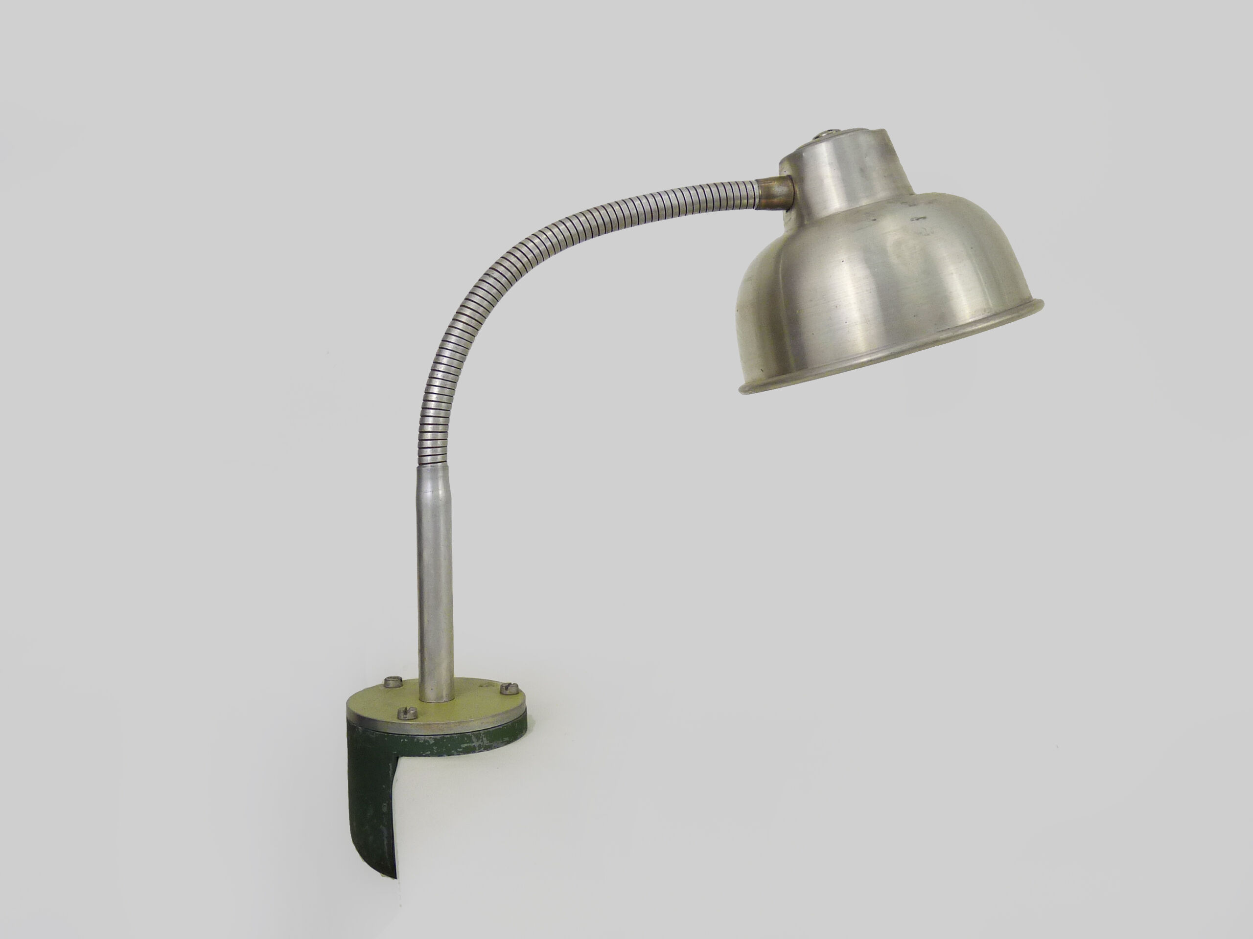 Old industrial articulated lamp with vice. Year 50