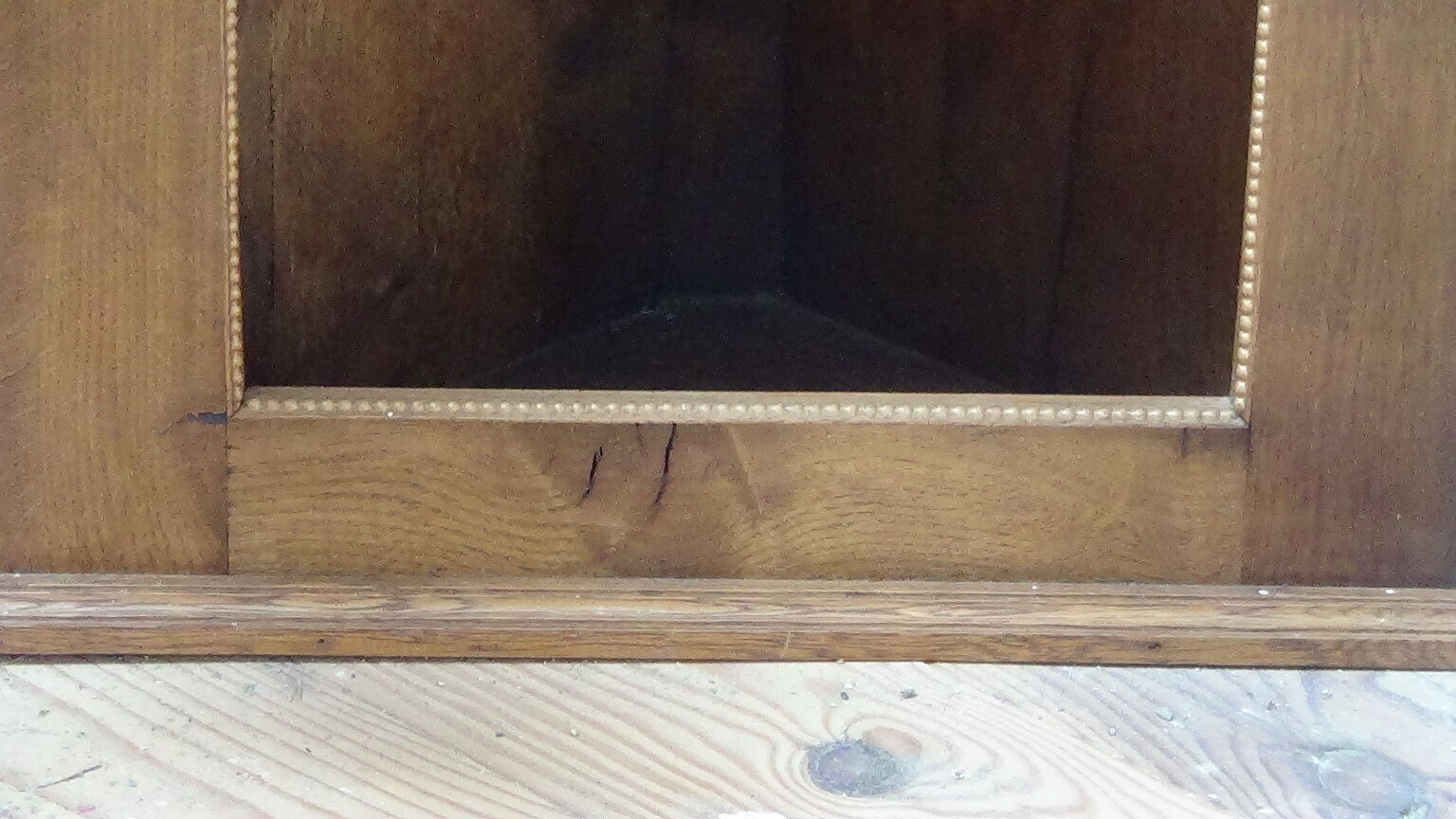 Corner cabinet