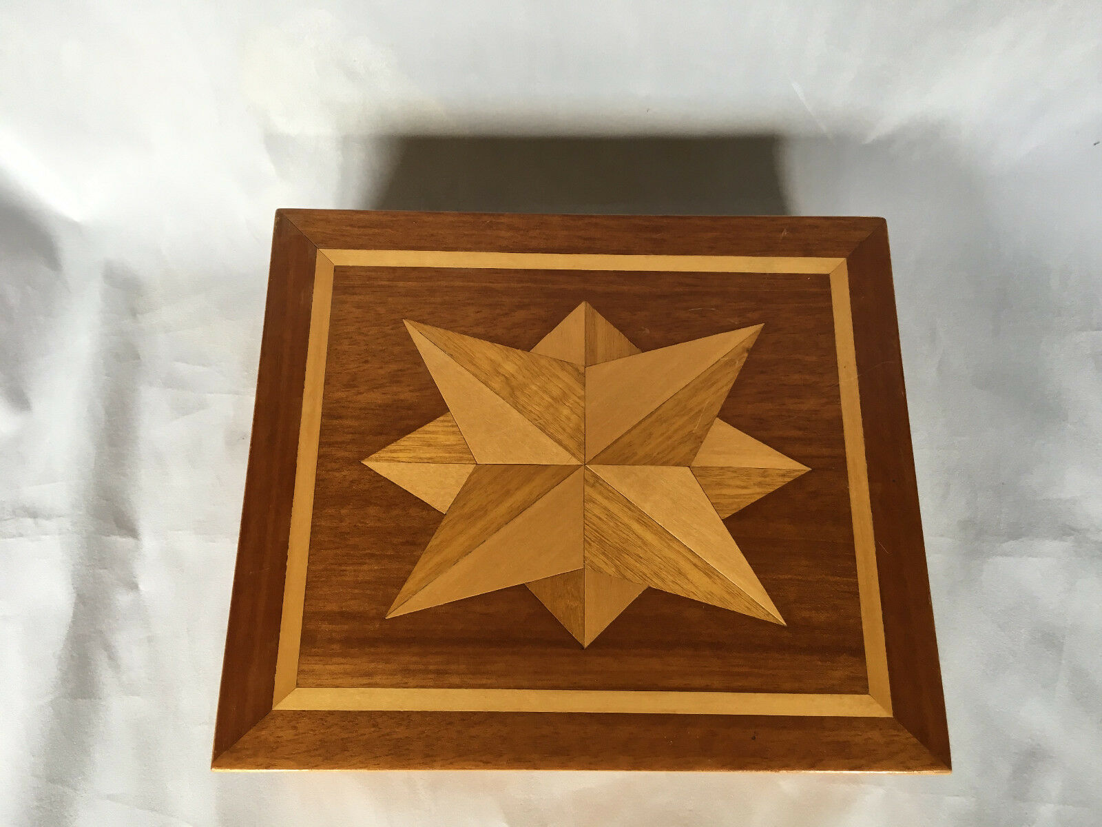 1940 marquetry box with 3 compartments geometric star