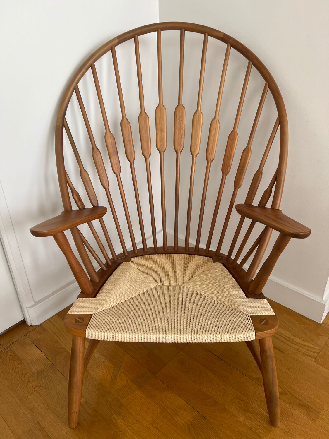 Fauteuil Windsor Peacock – bois massif – assise corde – style Wegner