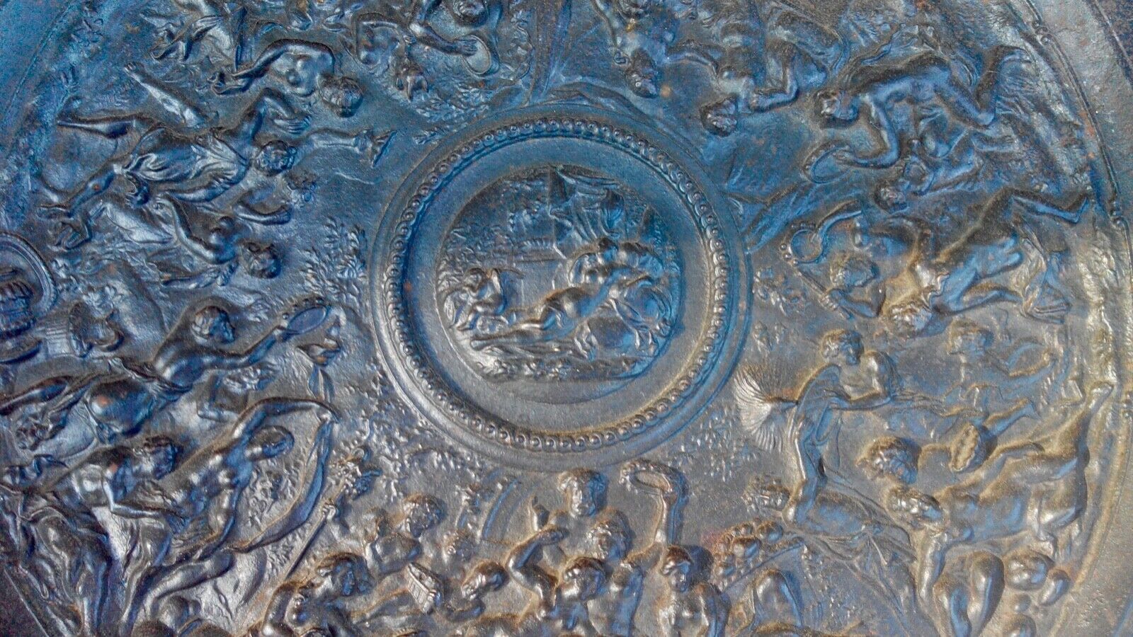 cast iron dish decorated in the antique XIX th -FONTE SOMMEVOIRE