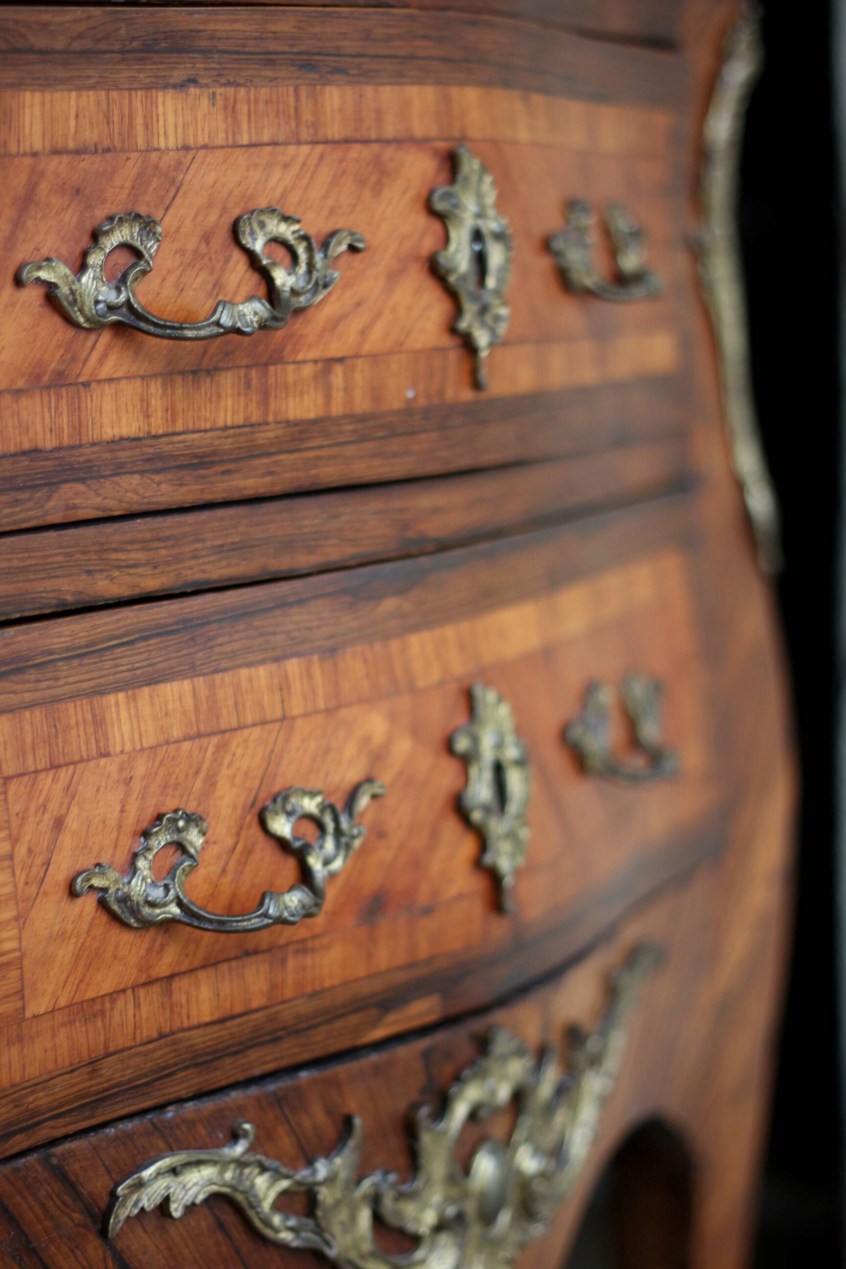 Petite commode en placage de bois de rose (19eme).