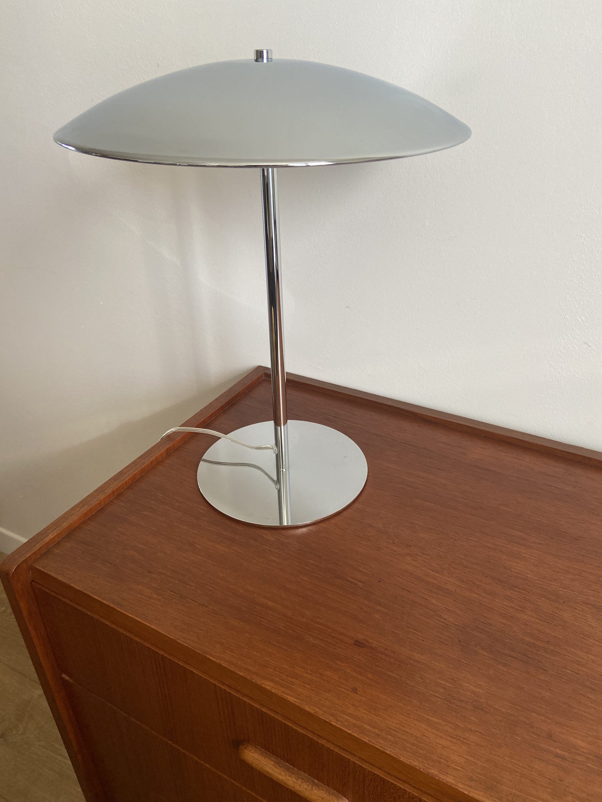 Chrome desktop led saucer lamp