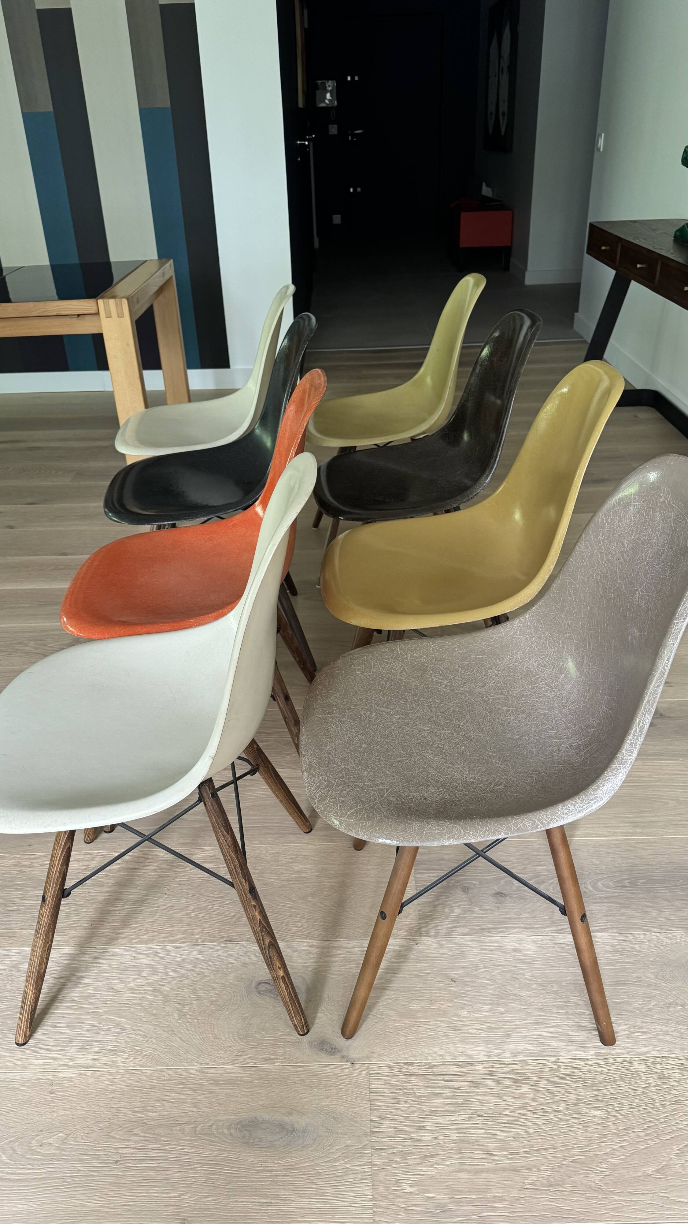 8 chaises Eames par Herman Miller