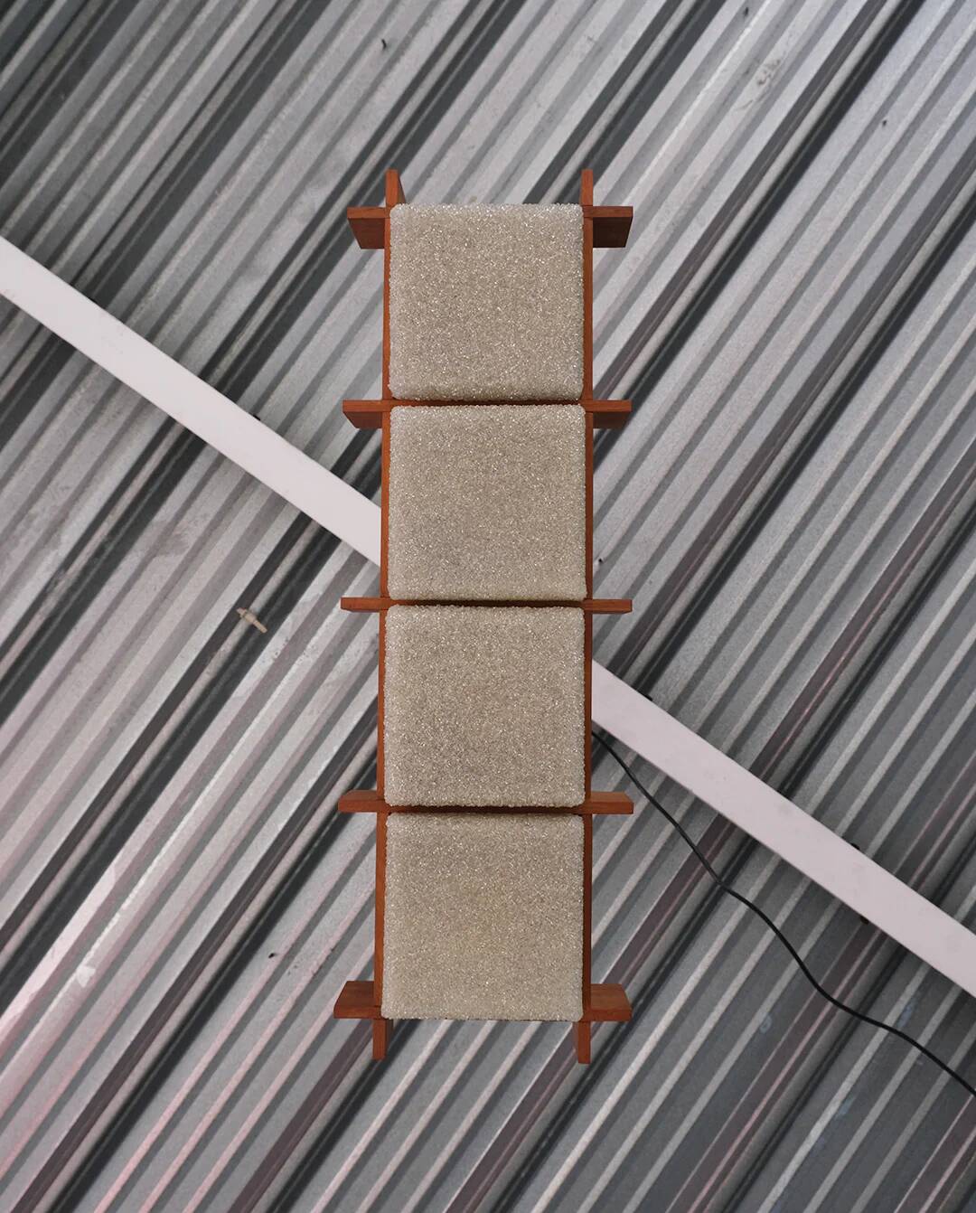 Suspension scandinave en teck et perspex