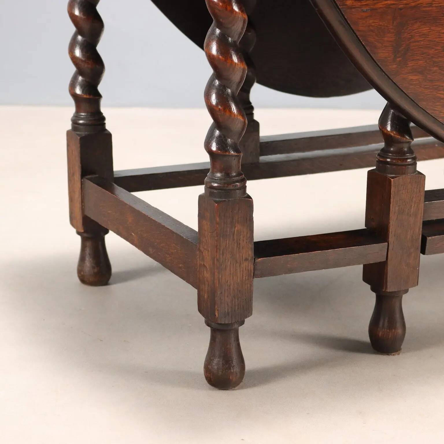 Petite table ancienne en chêne teinté noyer, Angleterre, XIXe siècle