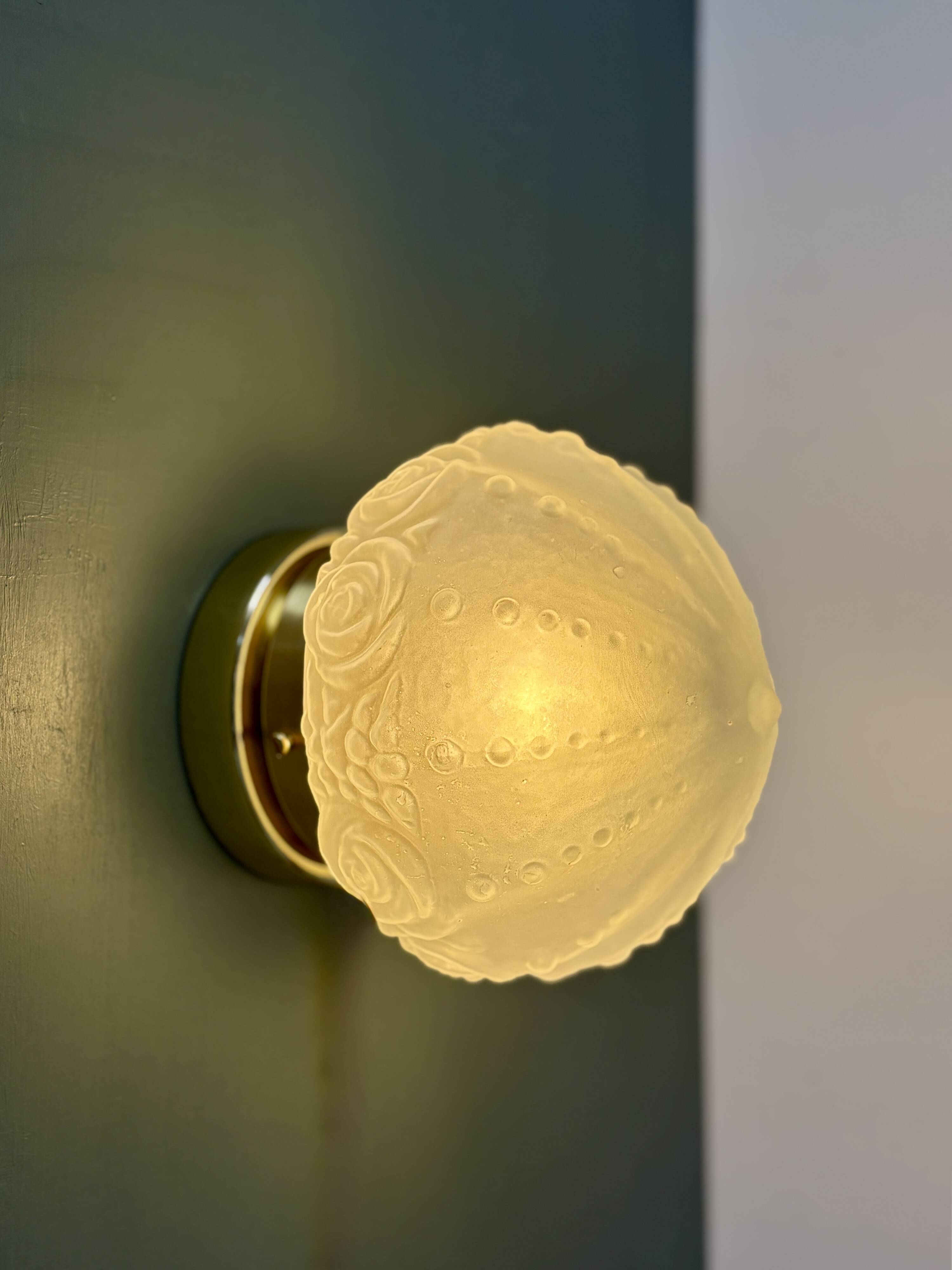 Vintage Art Deco frosted glass globe wall/ceiling light.