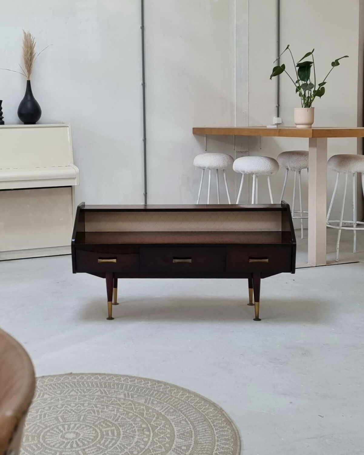 Buffet bas du milieu du siècle