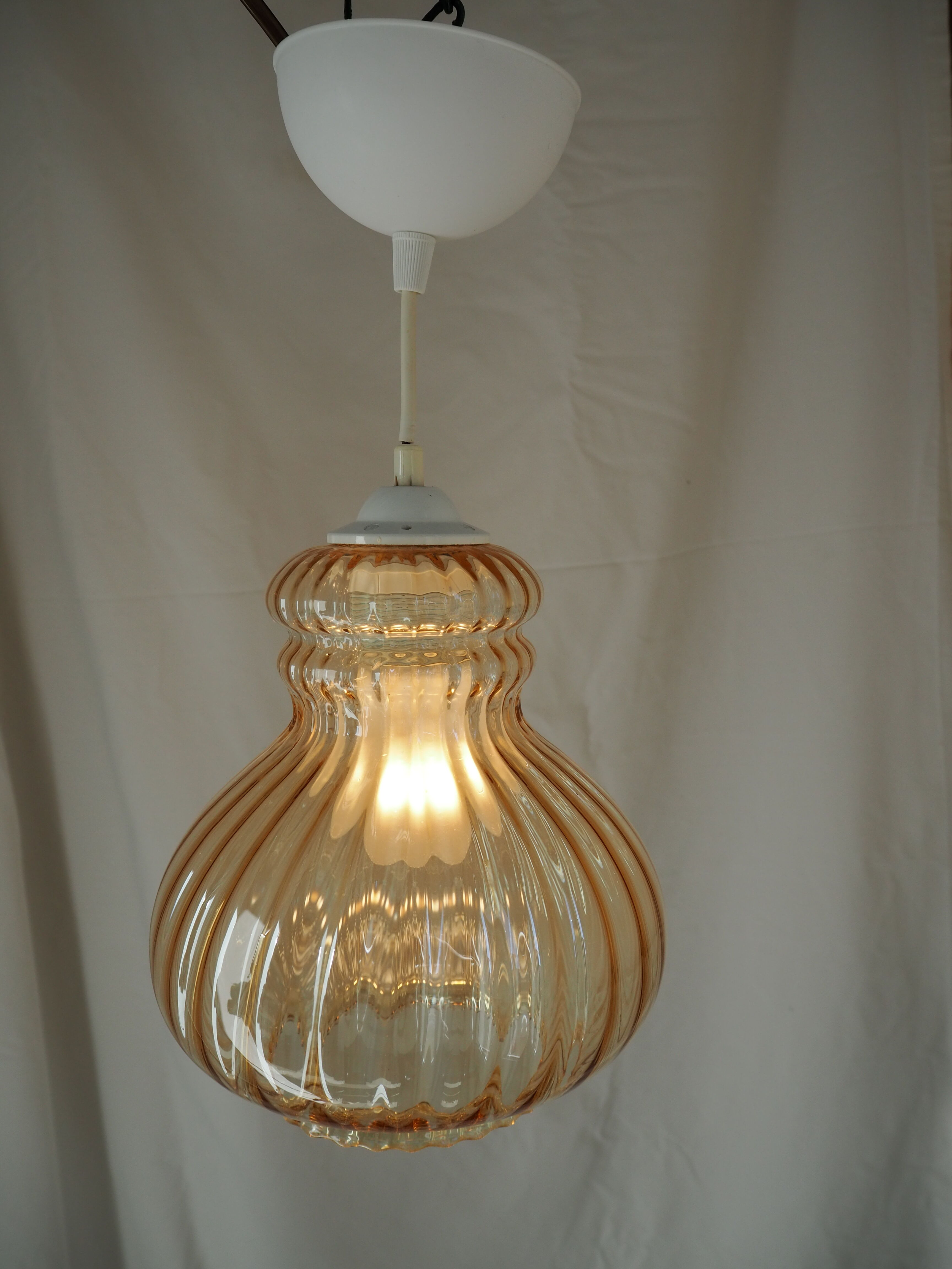 Pear-shaped striped suspension, in smoked glass.