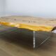 Table basse en frêne burr italien des années 50 'flottante' sur blocs de Lucite