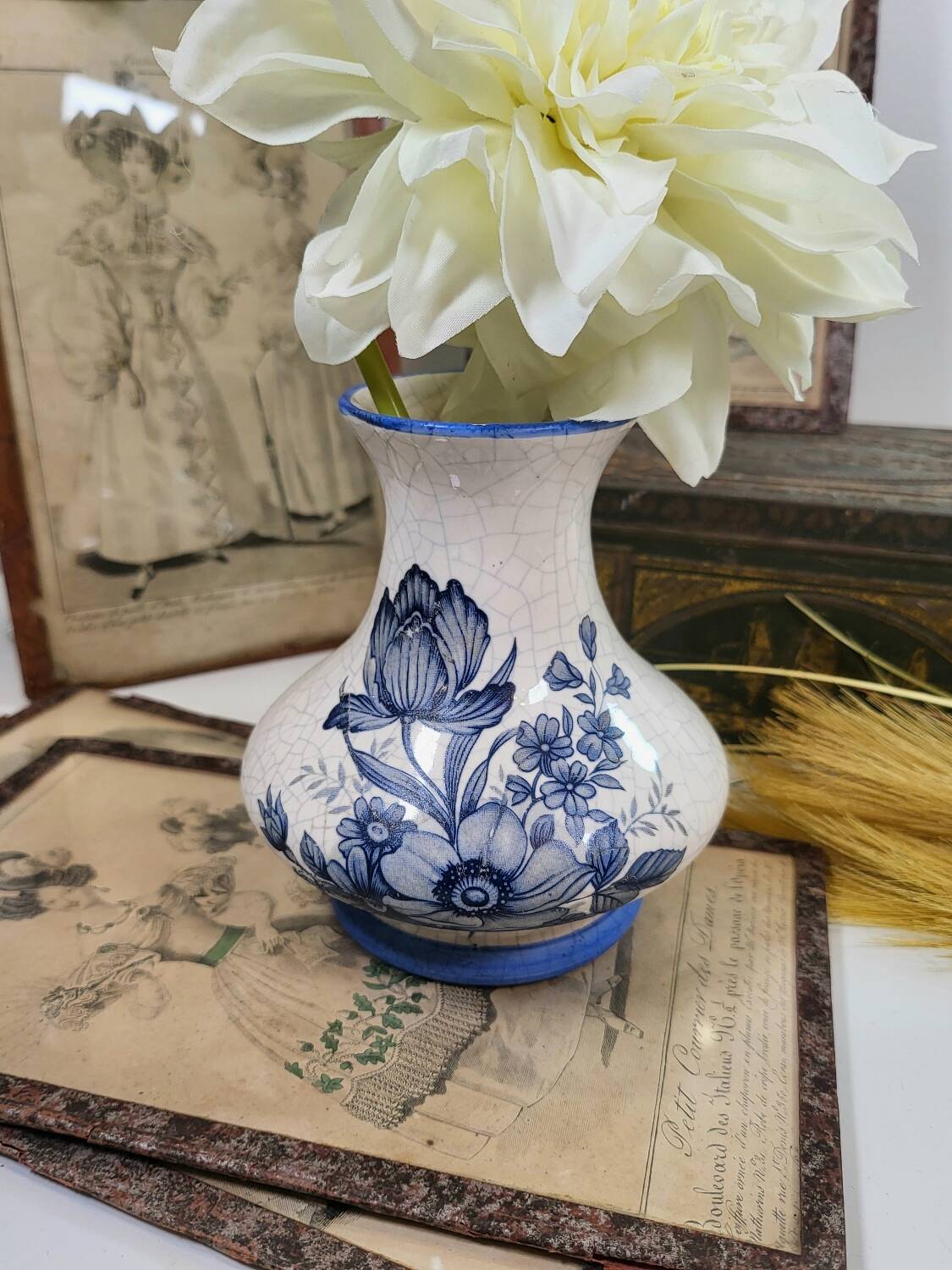 Small ceramic vase with cracked look